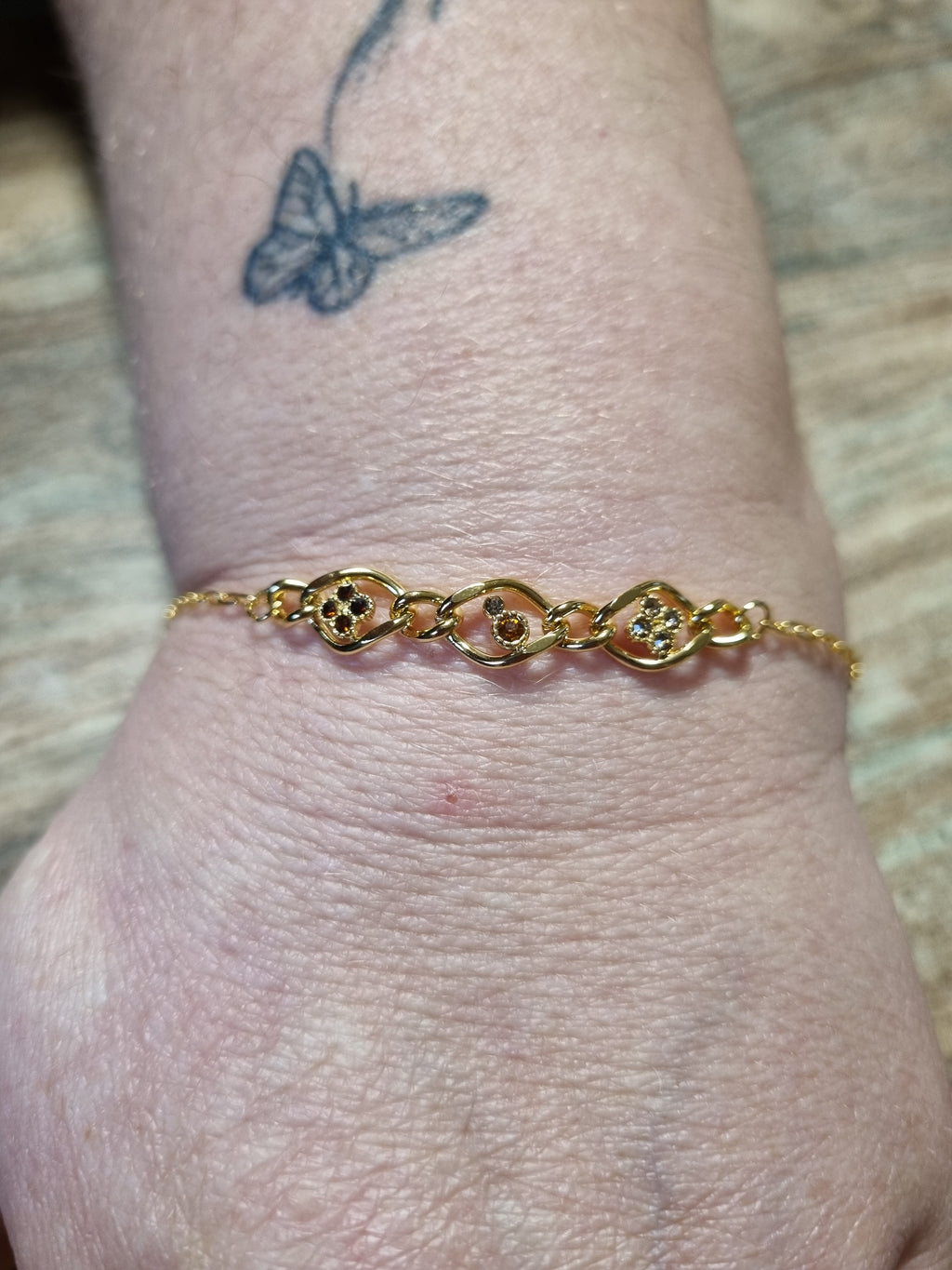 Bracelet doré à pierres noires – Raffinement moderne et délicatesse