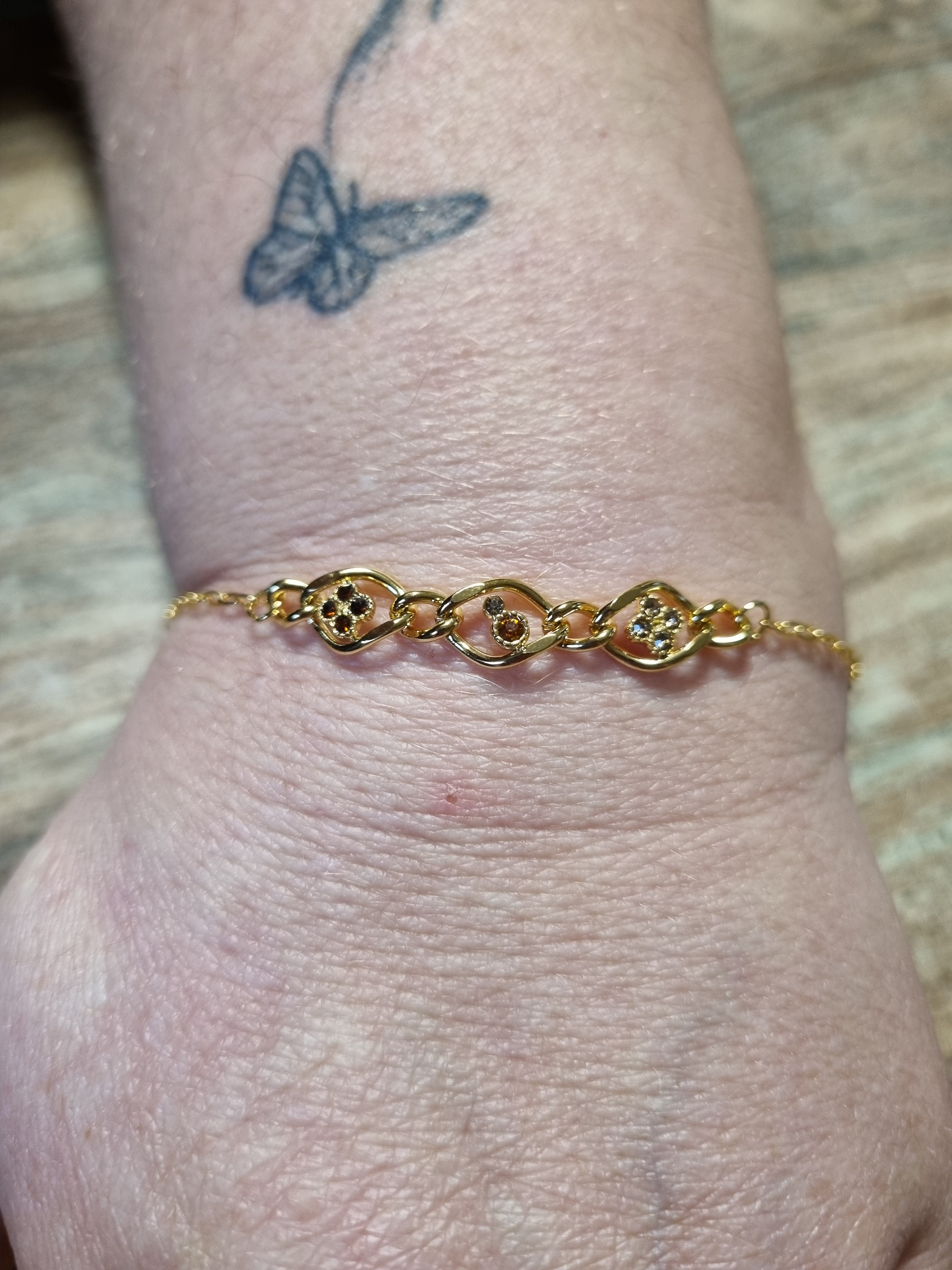 Bracelet doré à pierres noires – Raffinement moderne et délicatesse