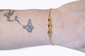Bracelet doré à pierres noires – Raffinement moderne et délicatesse
