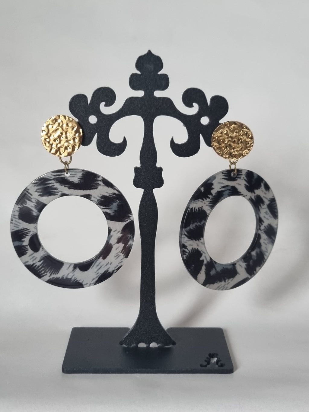 Boucles d’oreilles Anneaux Marbrés Noir & Blanc – Doré Texturé