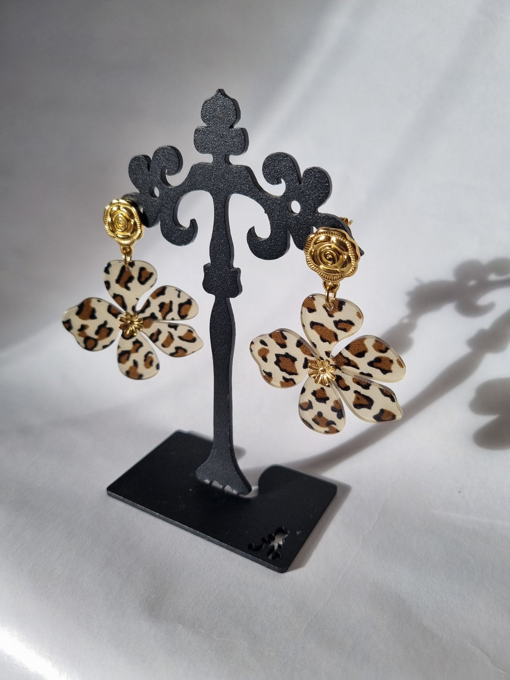 Boucles d’oreilles Fleurs Léopard & Roses Dorées