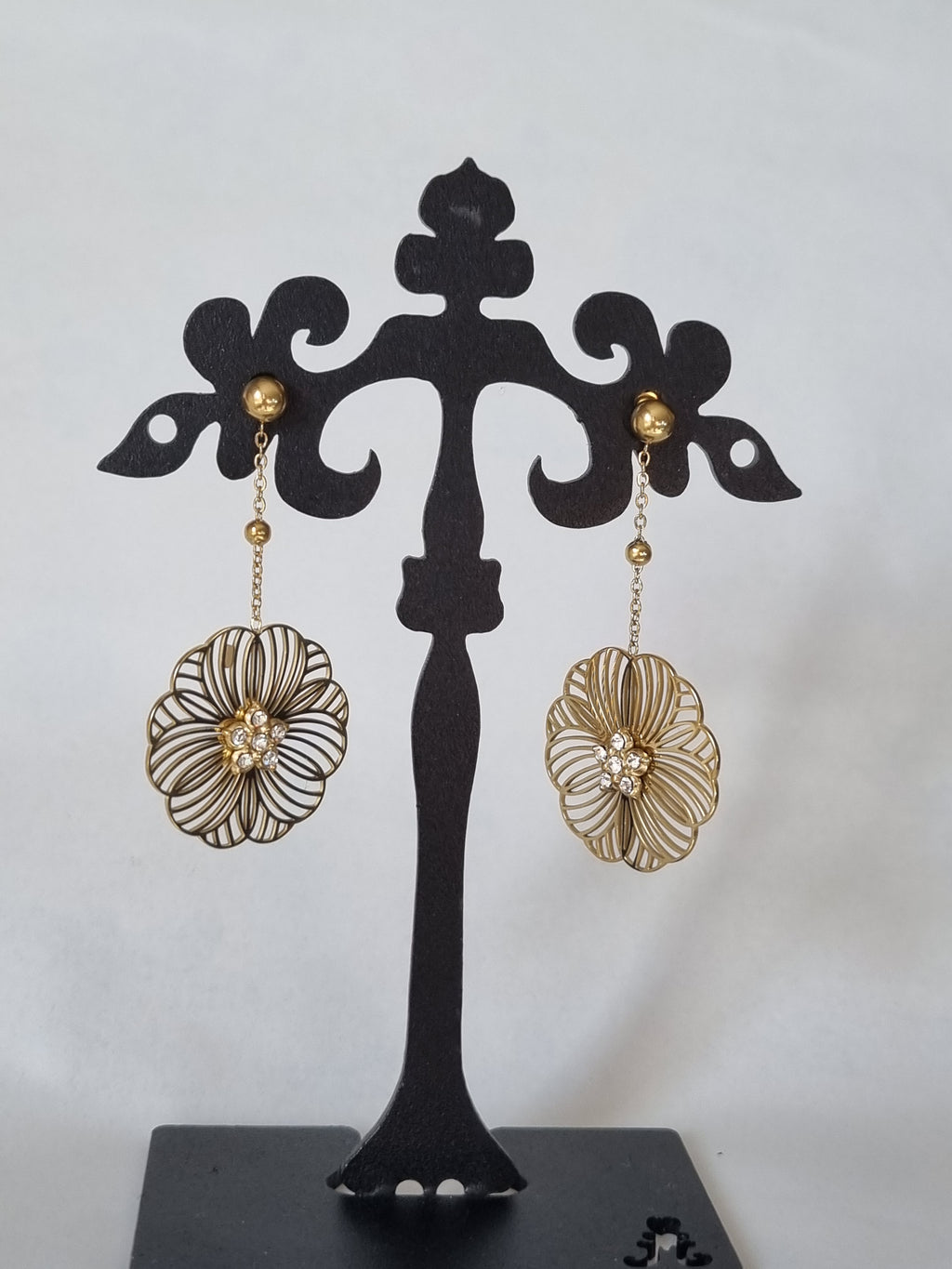 Boucles d’Oreilles Fleur Filigrane Dorée & Cristaux