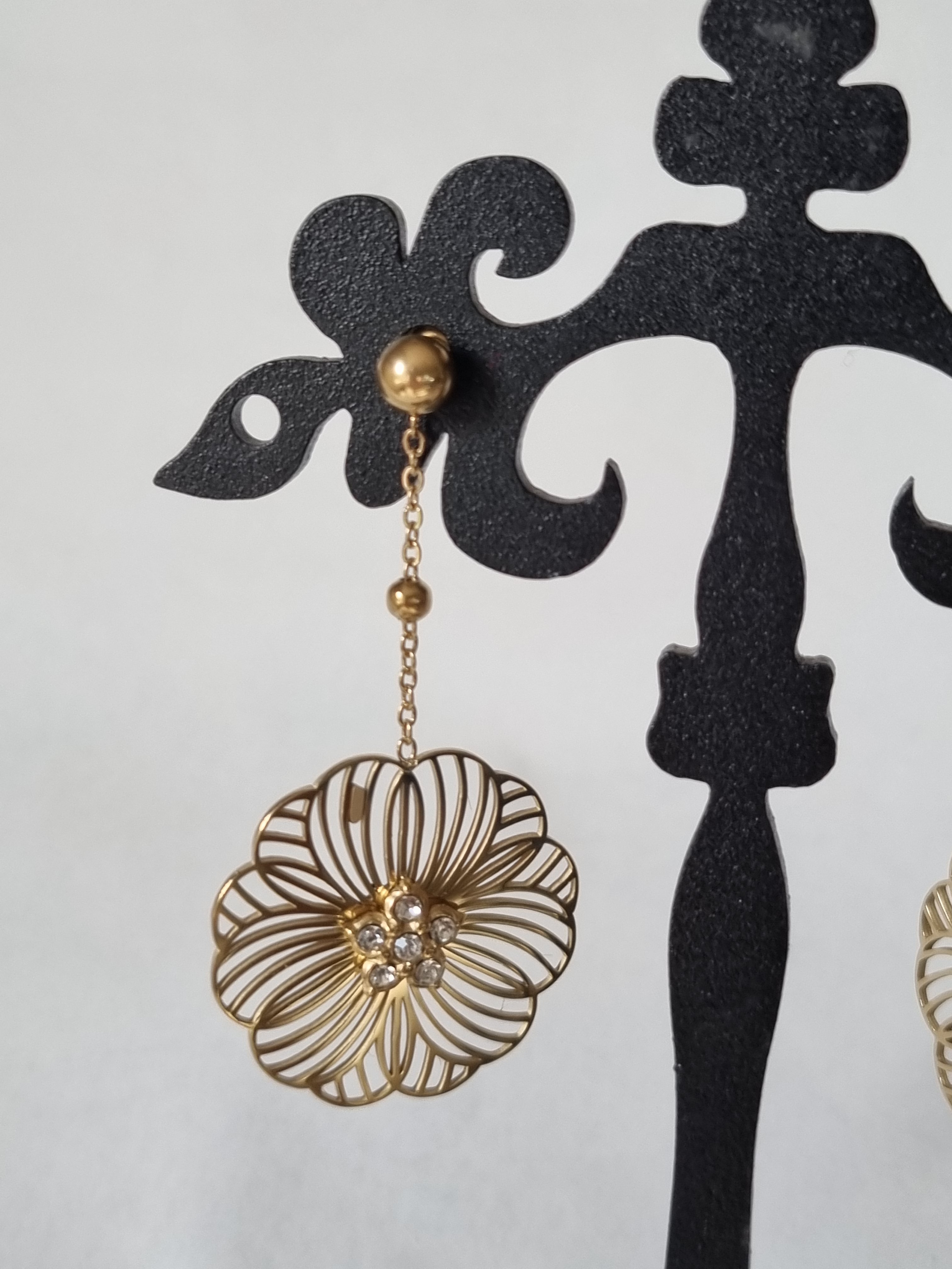 Boucles d’Oreilles Fleur Filigrane Dorée & Cristaux