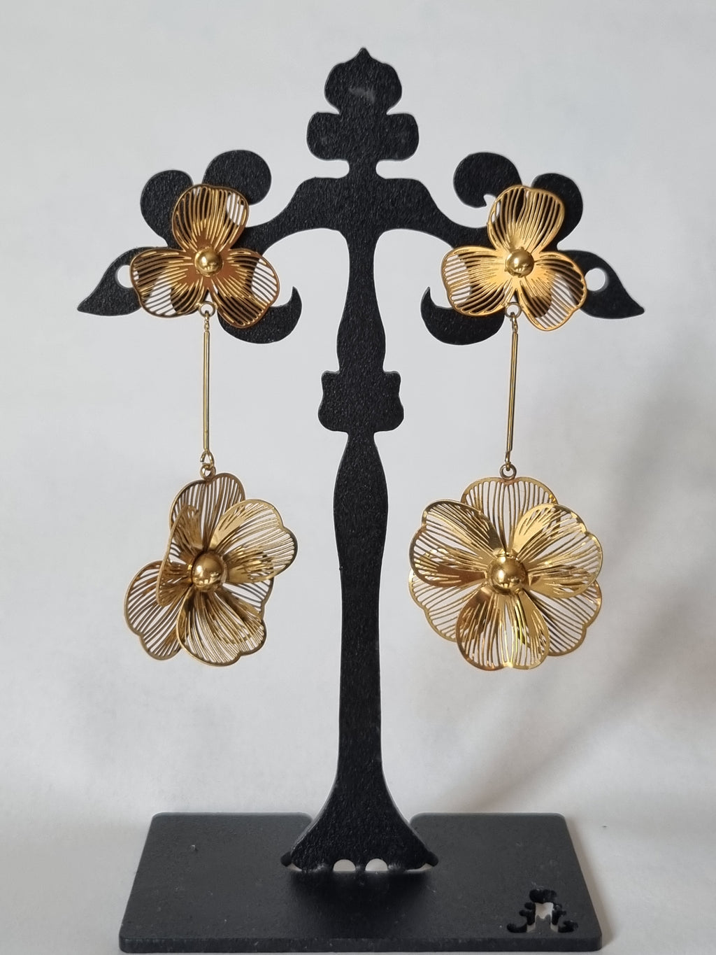 Boucles d’Oreilles Fleur Dorée – Métal Sculpté