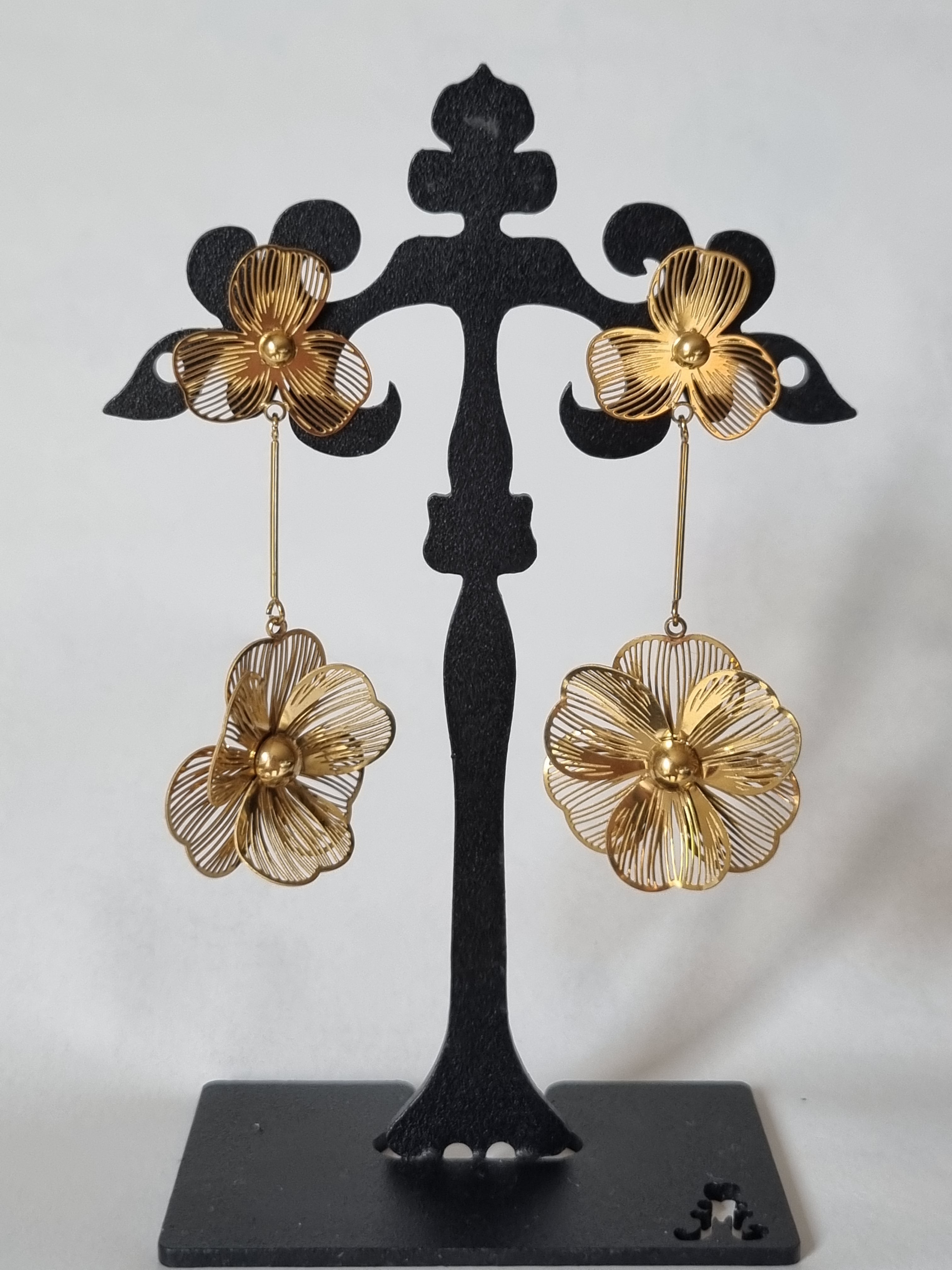 Boucles d’Oreilles Fleur Dorée – Métal Sculpté