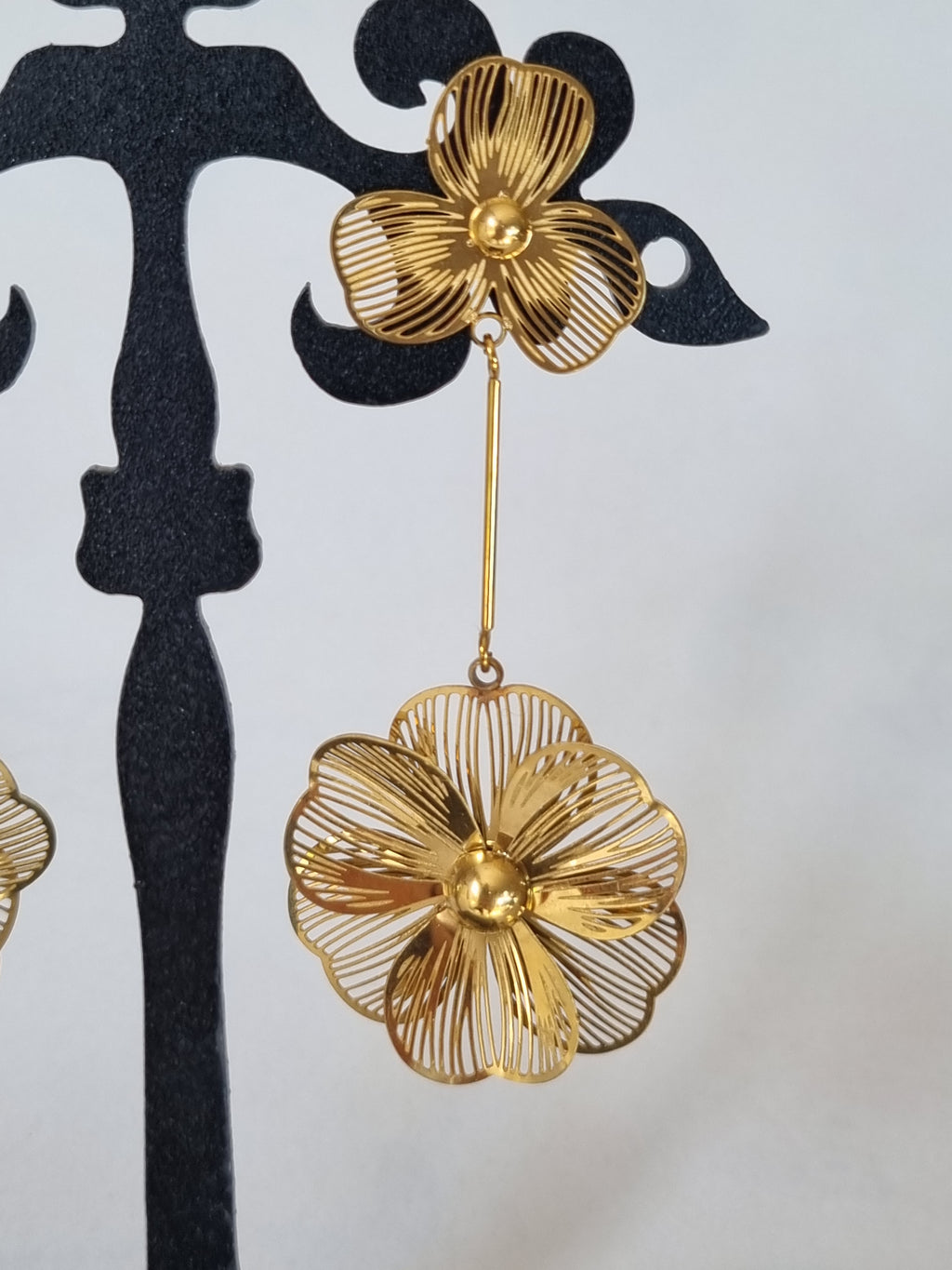 Boucles d’Oreilles Fleur Dorée – Métal Sculpté