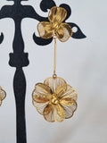 Boucles d’Oreilles Fleur Dorée – Métal Sculpté