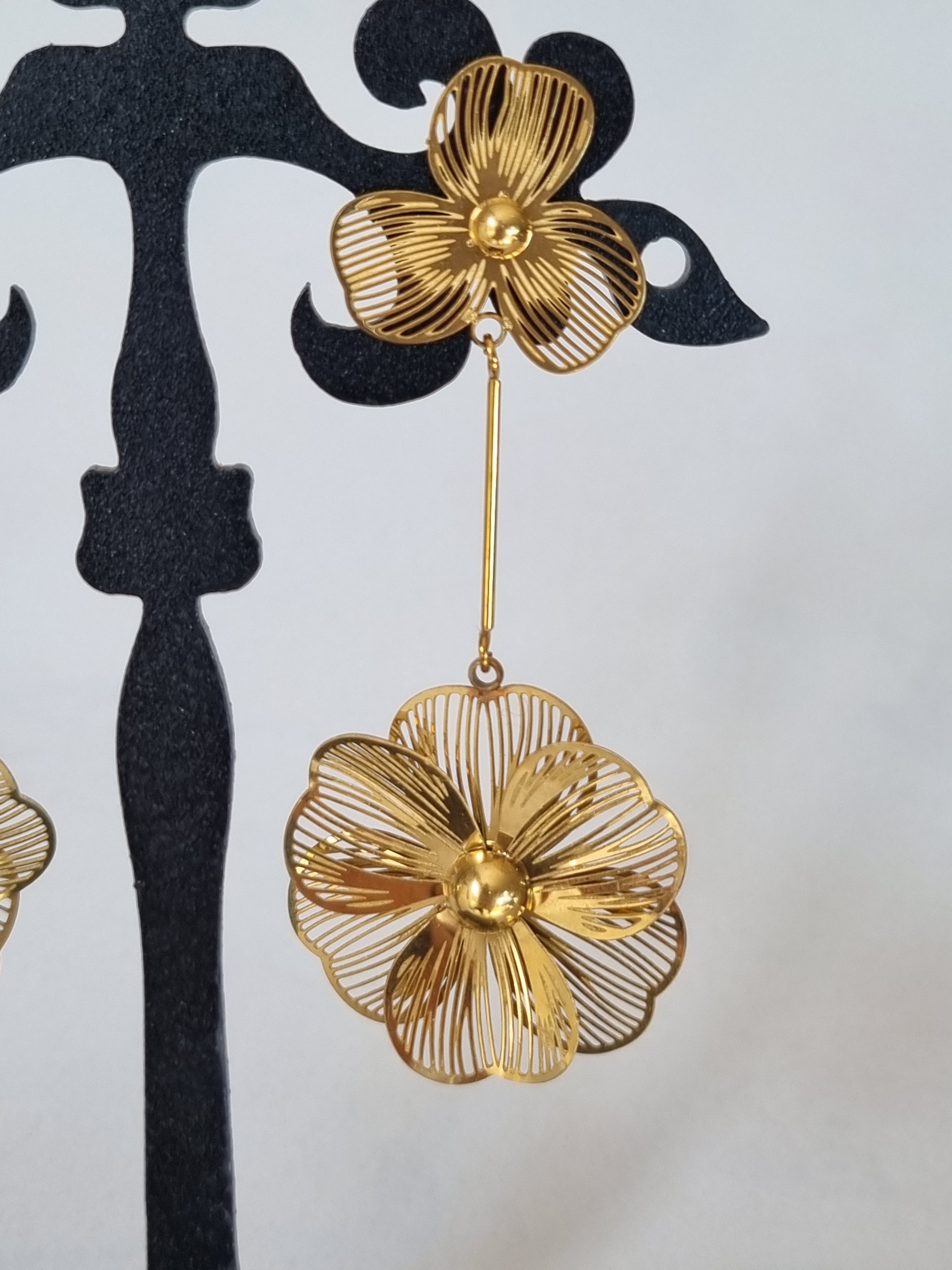 Boucles d’Oreilles Fleur Dorée – Métal Sculpté
