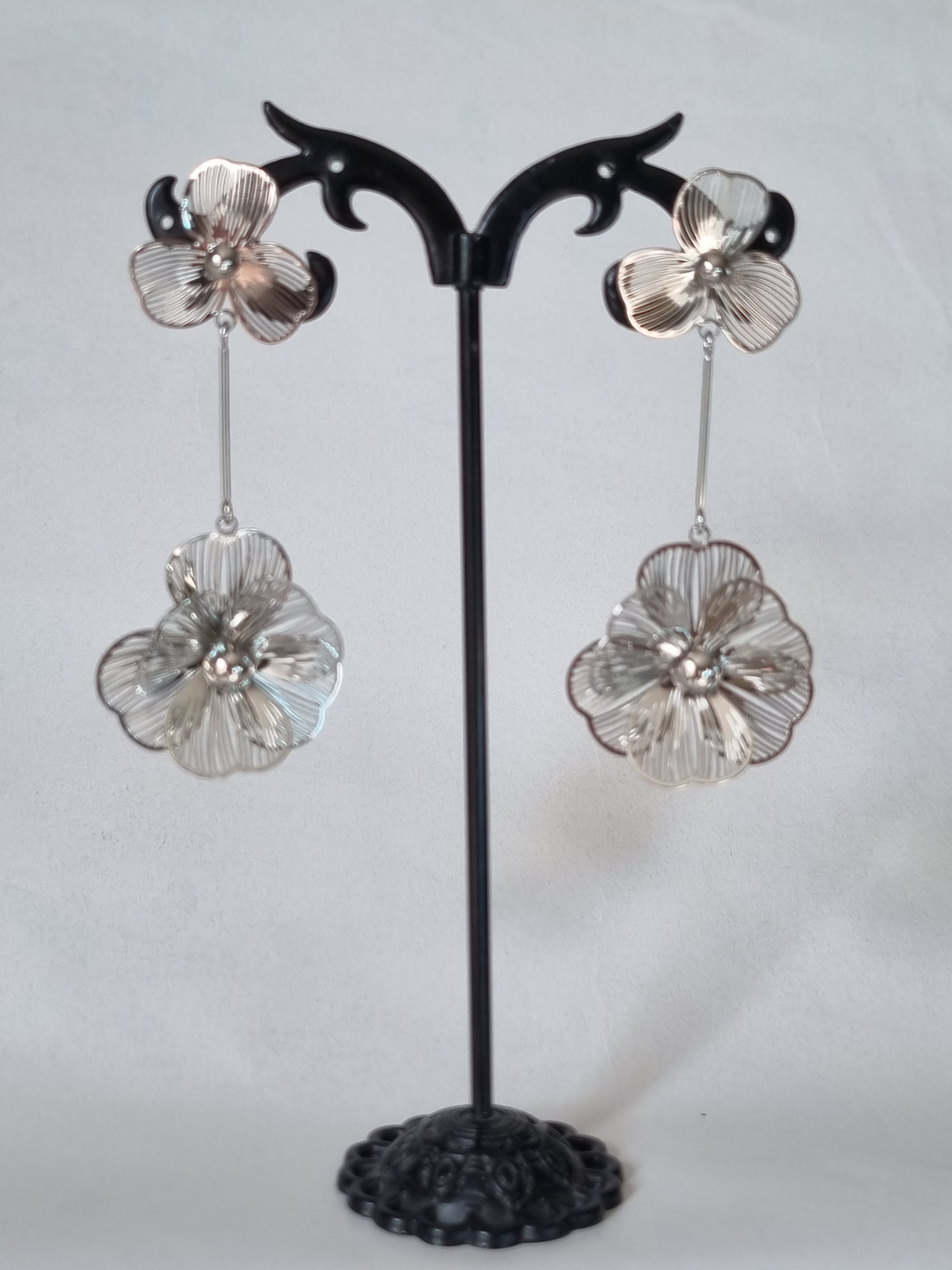 Boucles d’Oreilles Fleur Dorée – Métal Sculpté