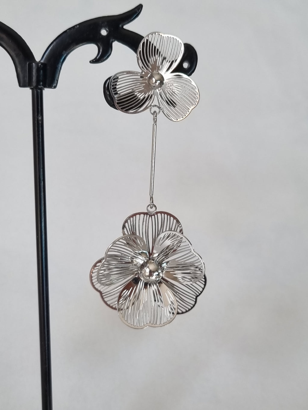 Boucles d’Oreilles Fleur Dorée – Métal Sculpté