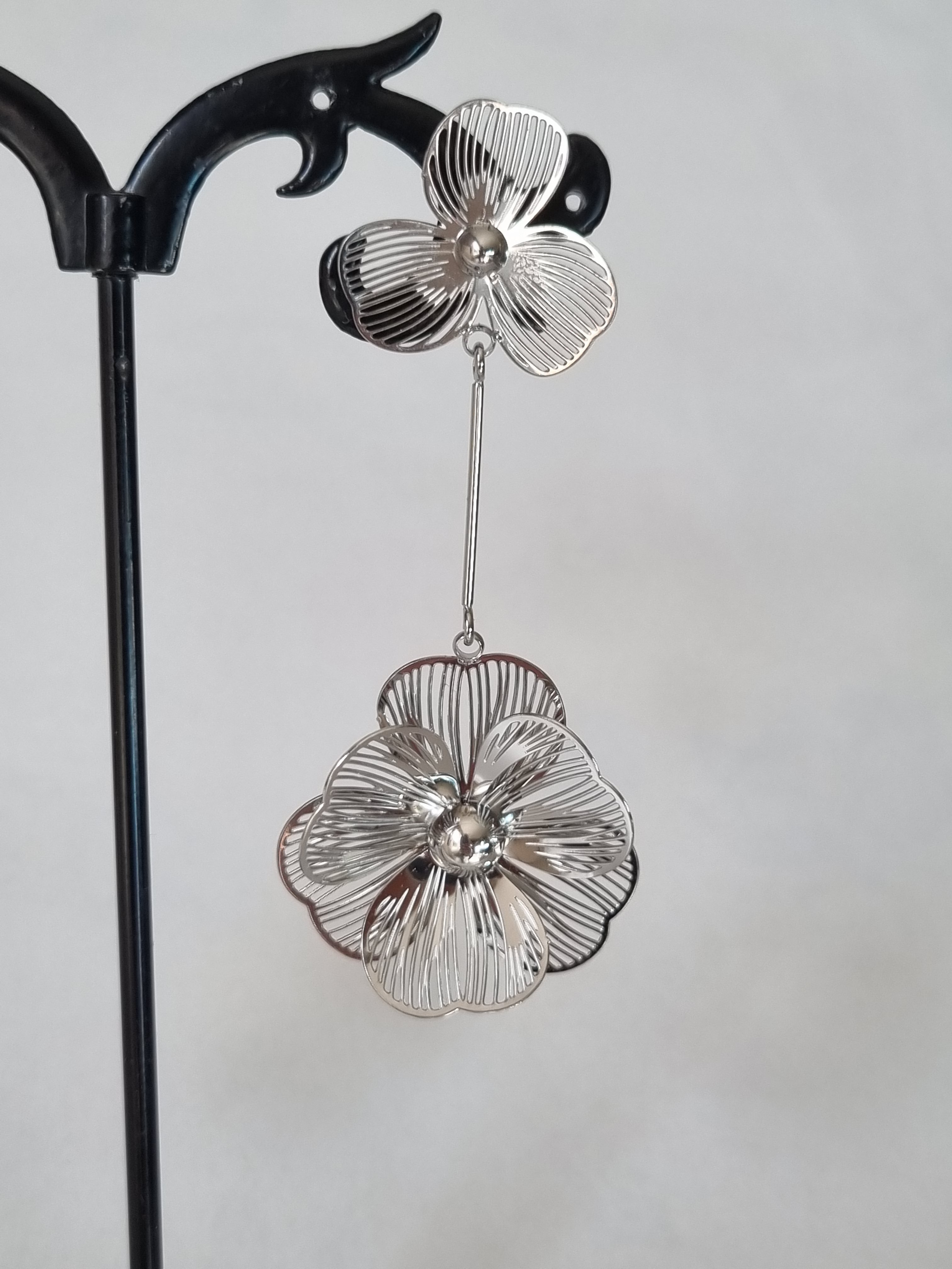 Boucles d’Oreilles Fleur Dorée – Métal Sculpté