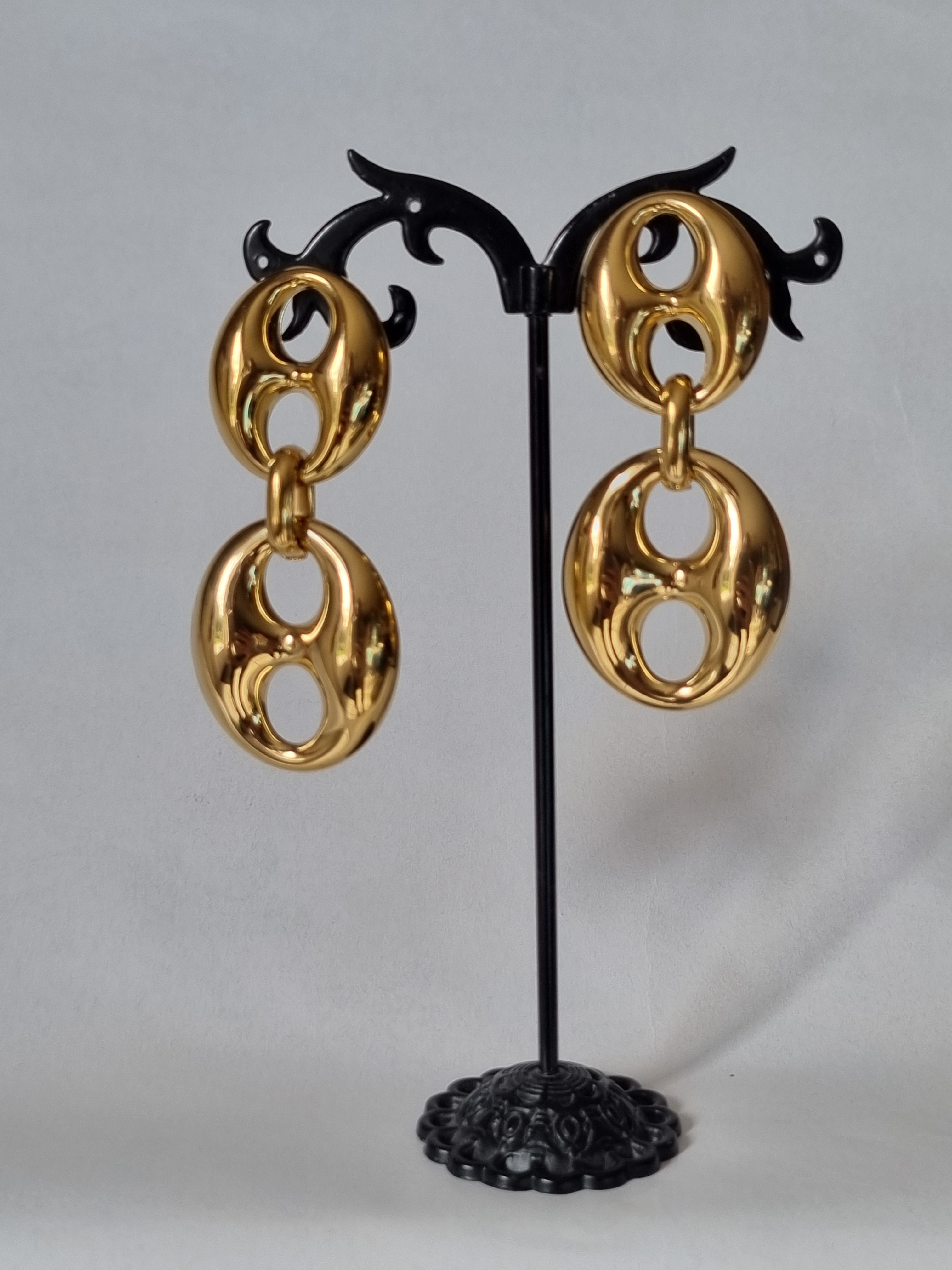 Boucles d’Oreilles Ovale Doré – Design Sculptural