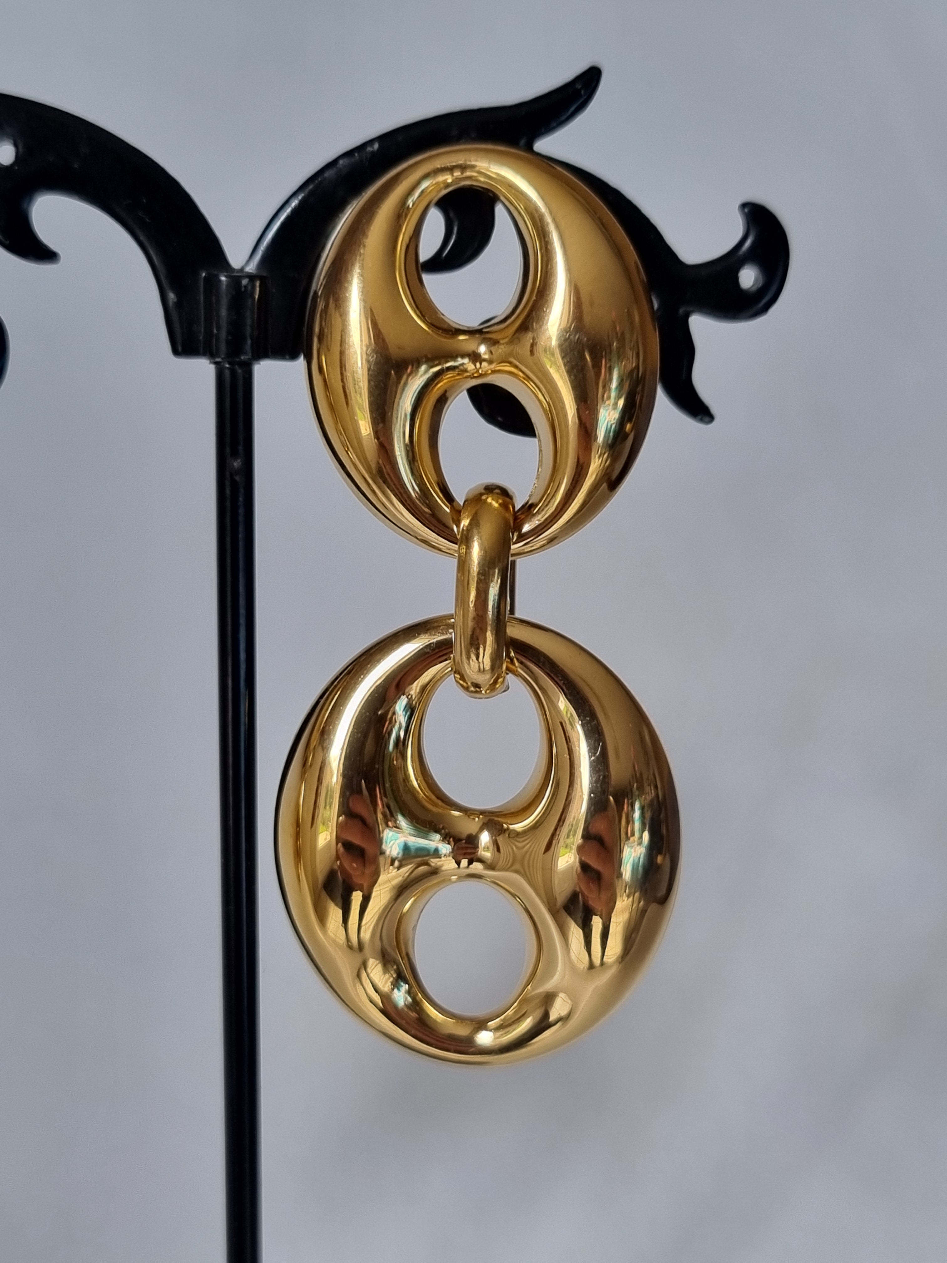 Boucles d’Oreilles Ovale Doré – Design Sculptural