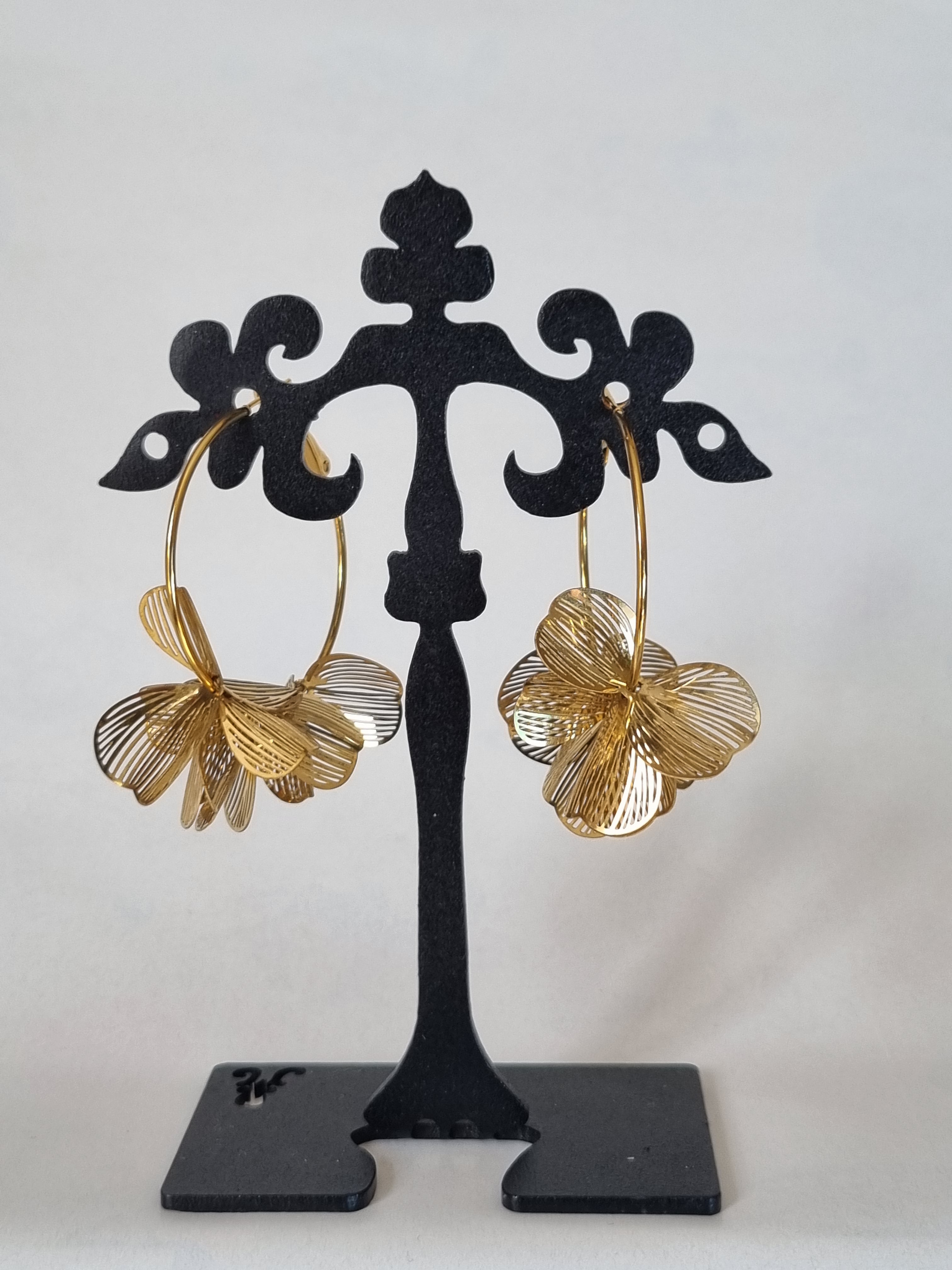 Boucles d’Oreilles Fleur Dorée – Fil Sculpté