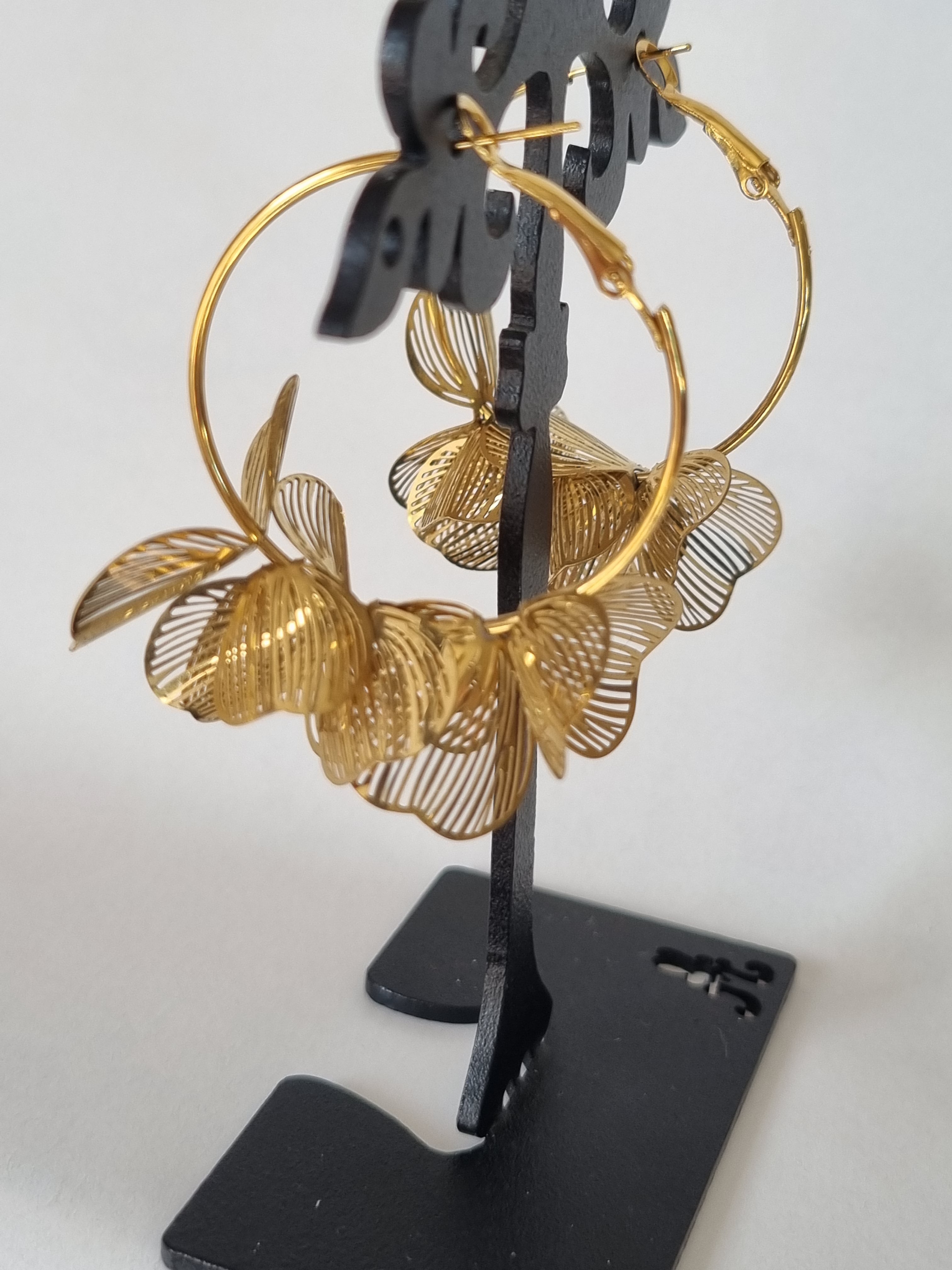 Boucles d’Oreilles Fleur Dorée – Fil Sculpté