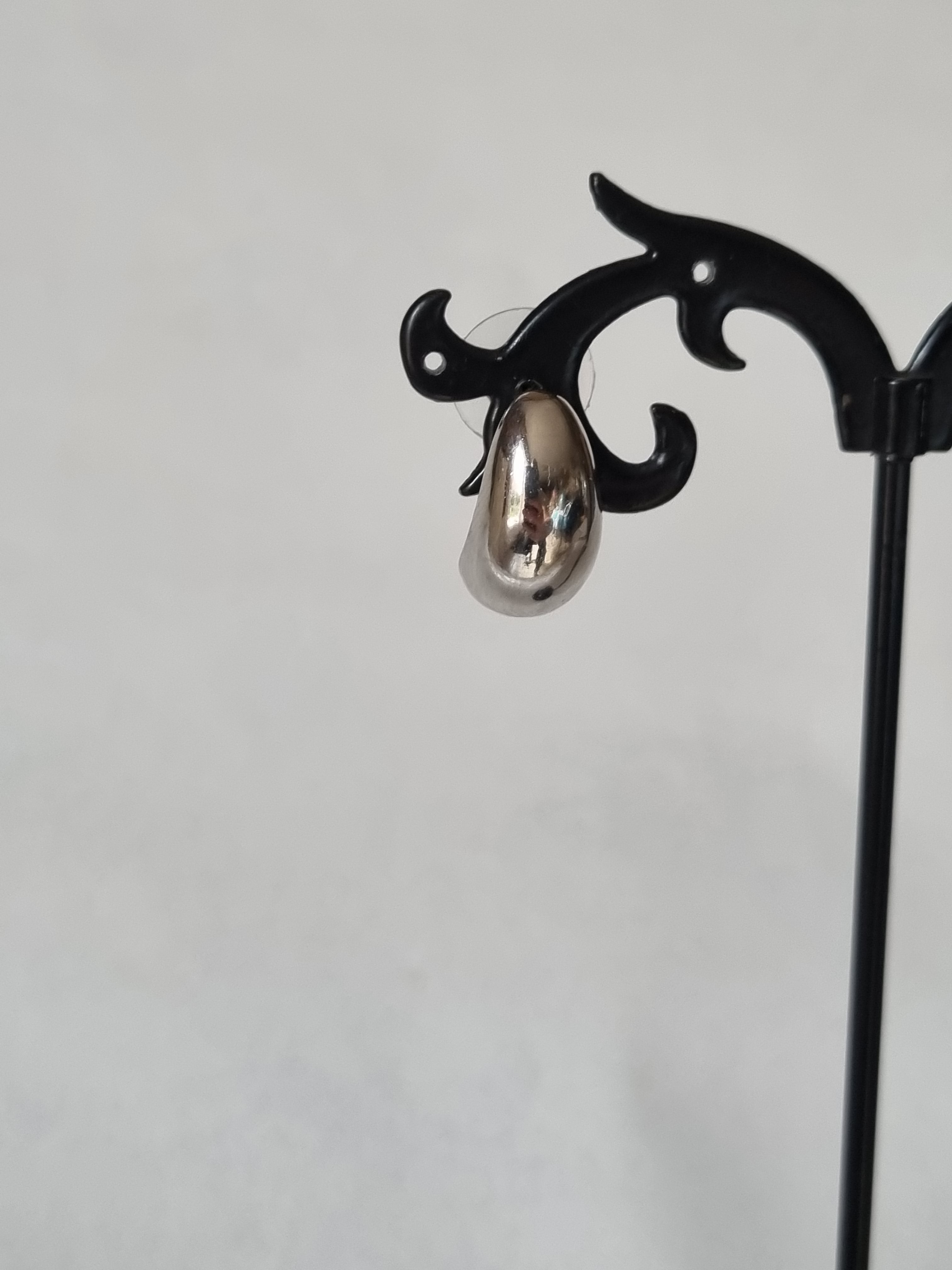 Boucles d’Oreilles Goutte argentée – Élégance Minimaliste