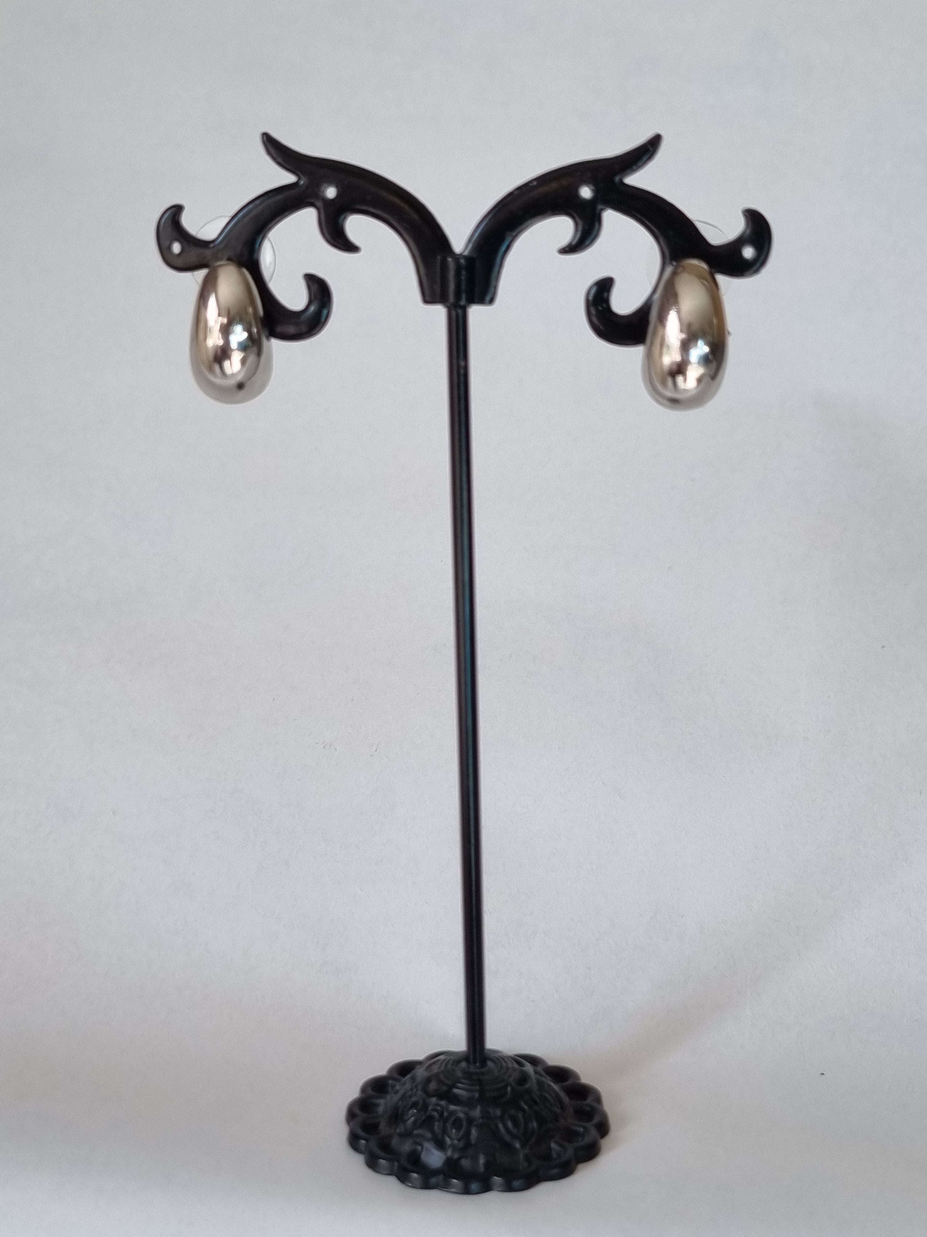 Boucles d’Oreilles Goutte argentée – Élégance Minimaliste