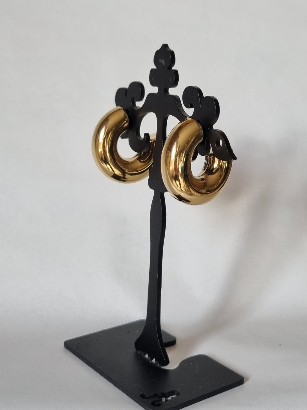 Boucles d’Oreilles Anneaux Dorés – Style Moderne