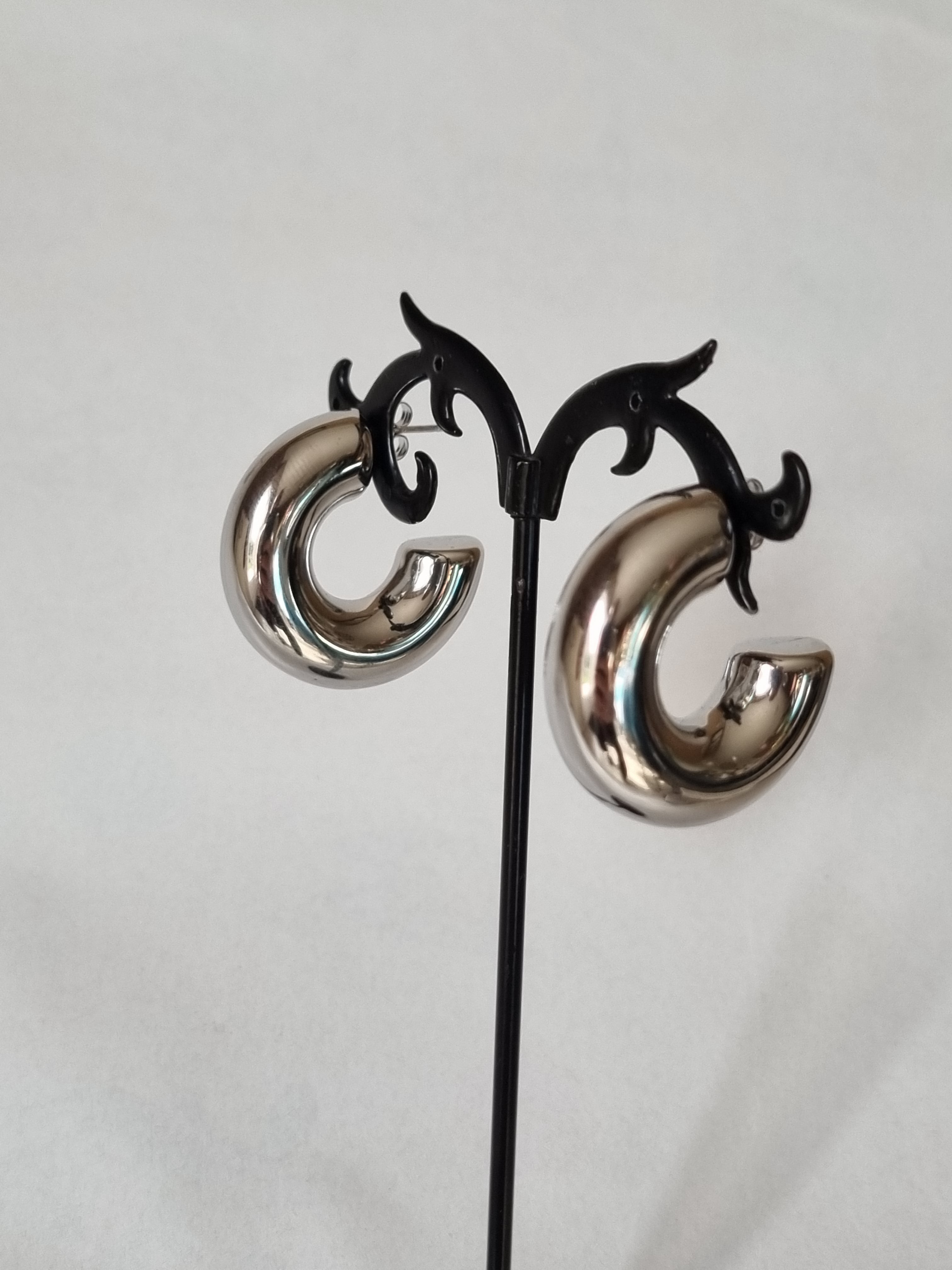 Boucles d’Oreilles Anneaux Dorés – Style Moderne