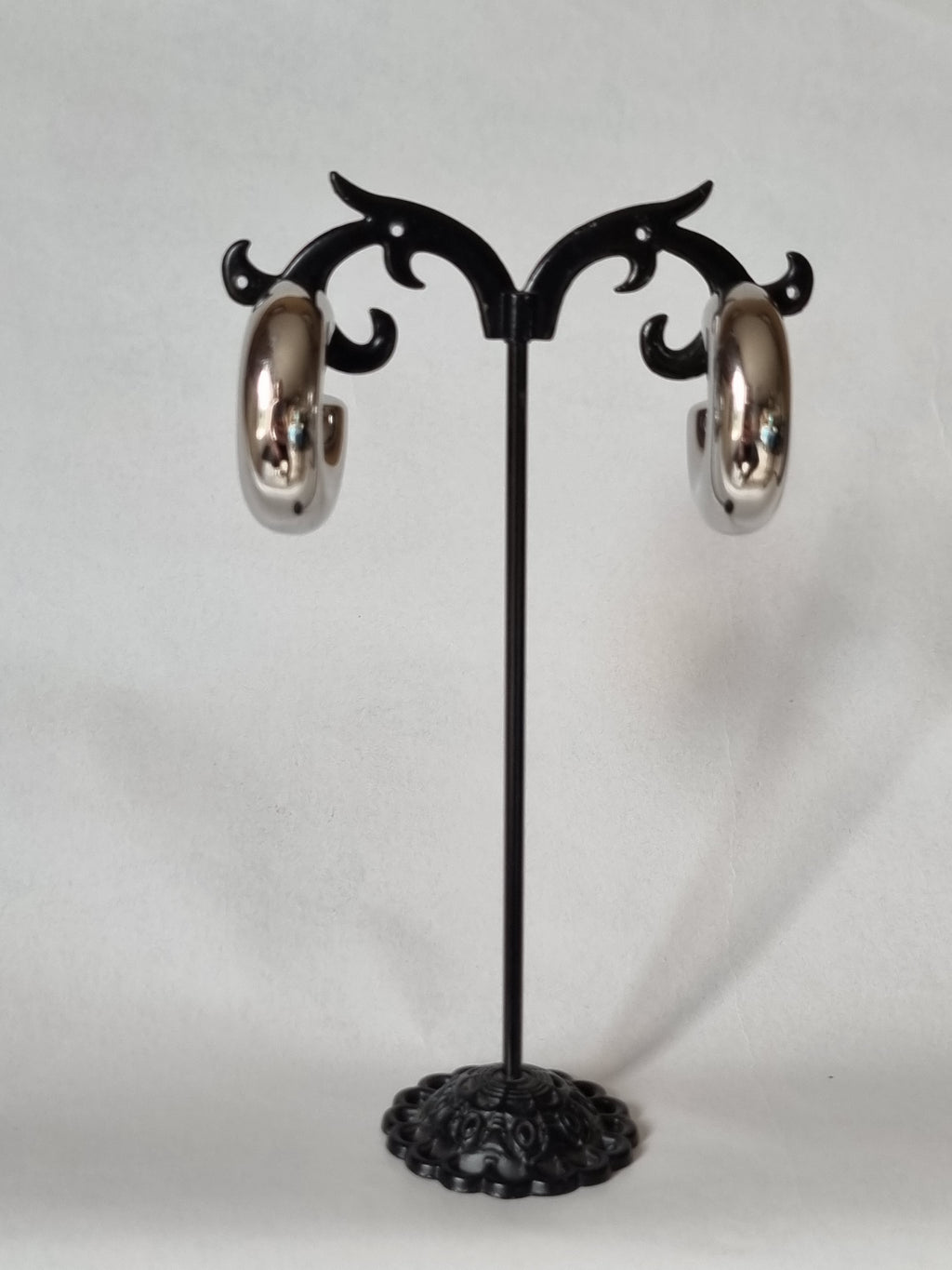 Boucles d’Oreilles Anneaux Dorés – Style Moderne