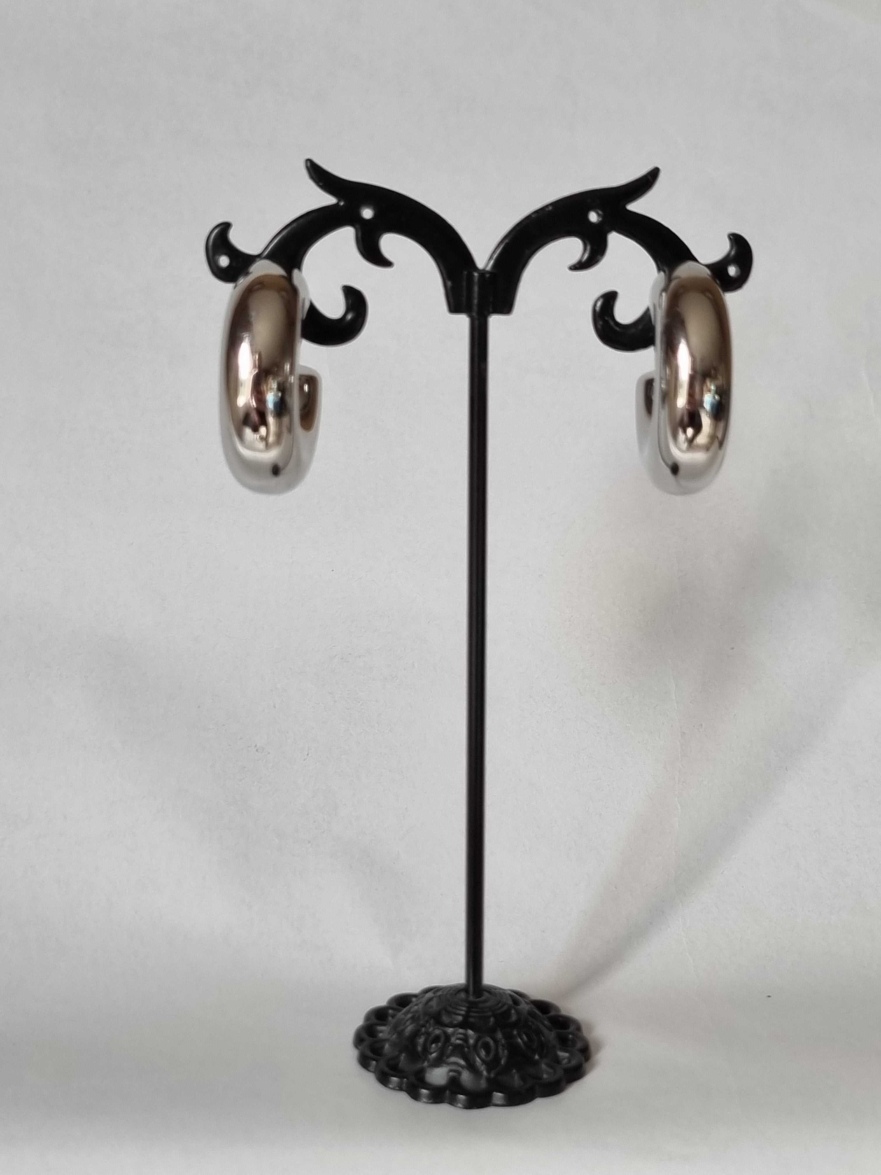 Boucles d’Oreilles Anneaux Dorés – Style Moderne