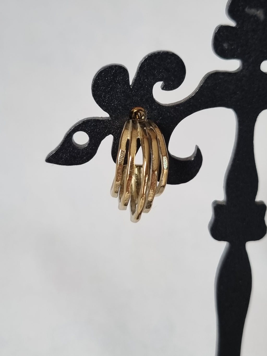boucles d'oreilles dorées Entrelacées – Élégance Moderne