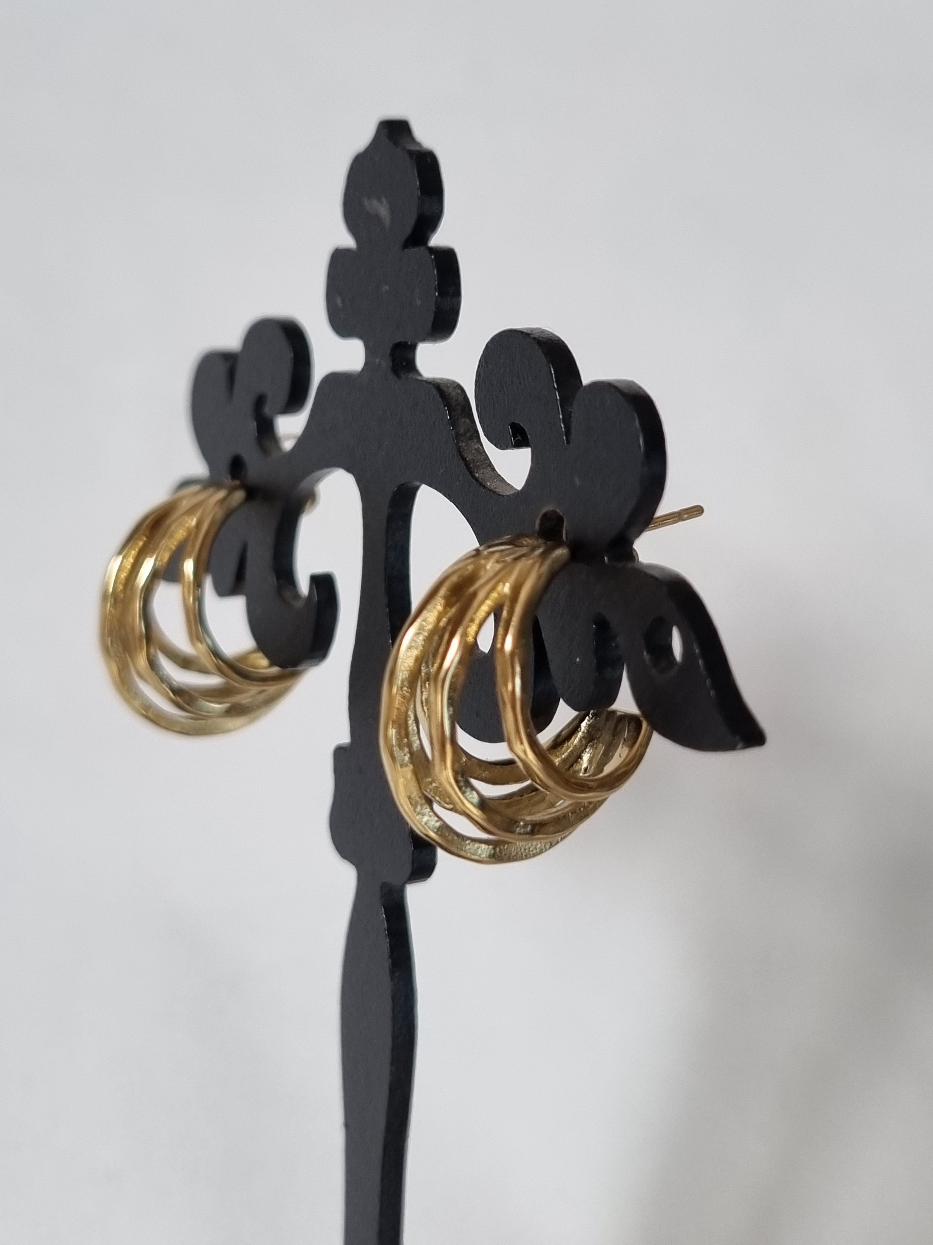 boucles d'oreilles dorées Entrelacées – Élégance Moderne