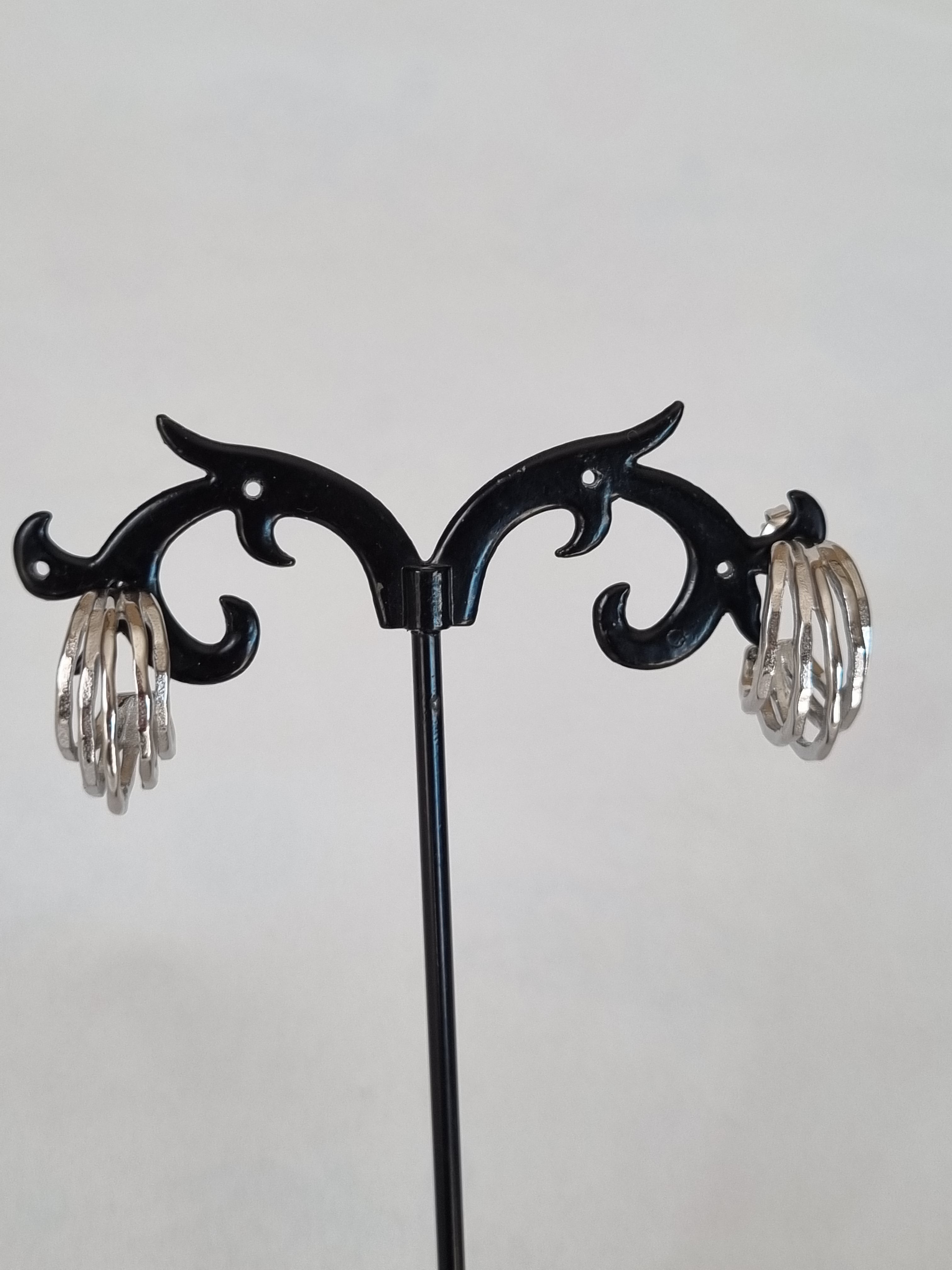 boucles d'oreilles dorées Entrelacées – Élégance Moderne