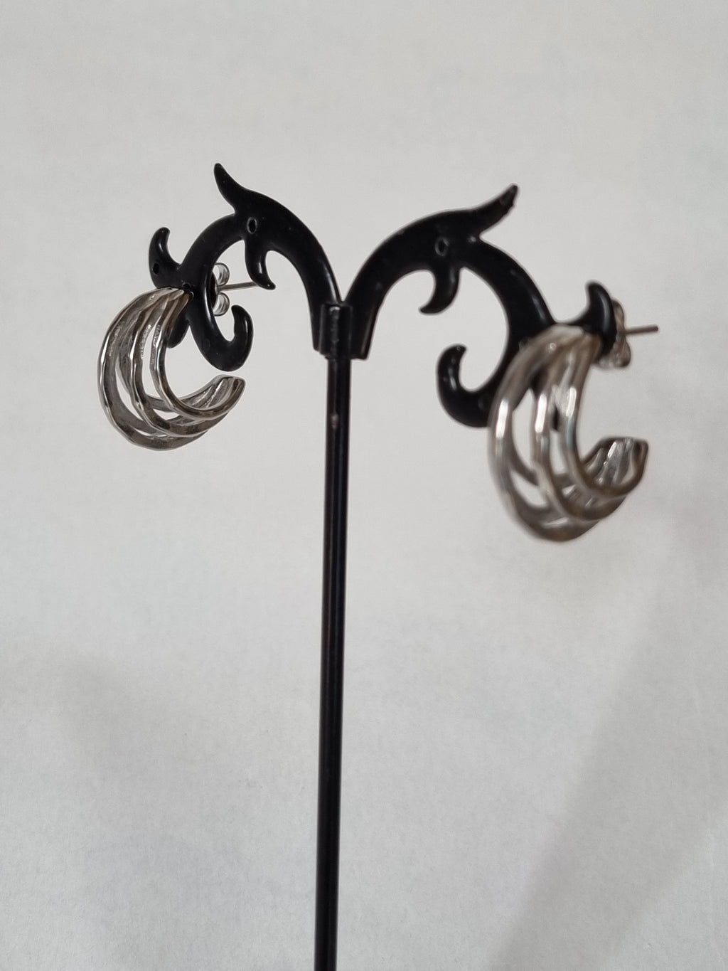 boucles d'oreilles dorées Entrelacées – Élégance Moderne