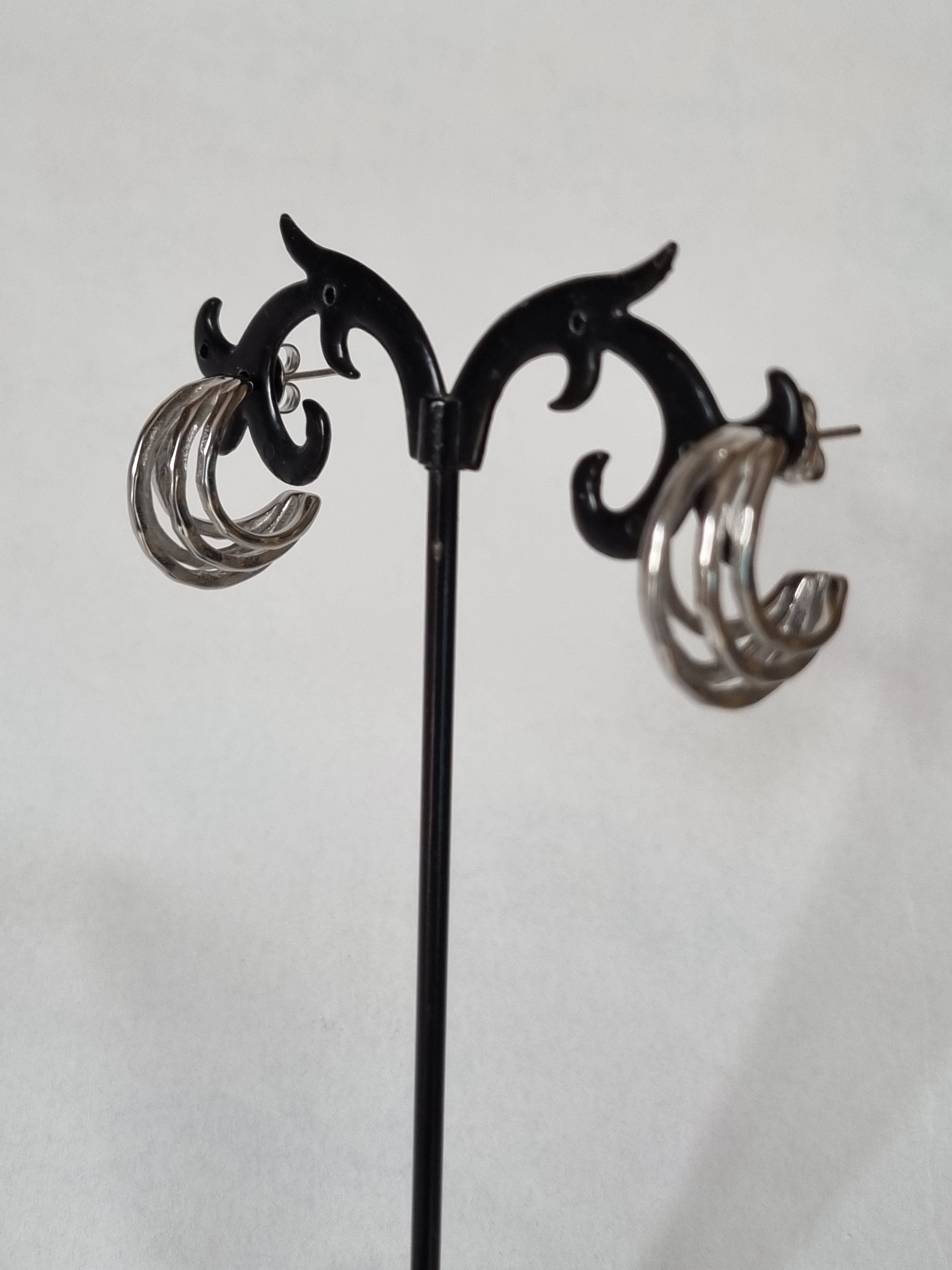 boucles d'oreilles dorées Entrelacées – Élégance Moderne