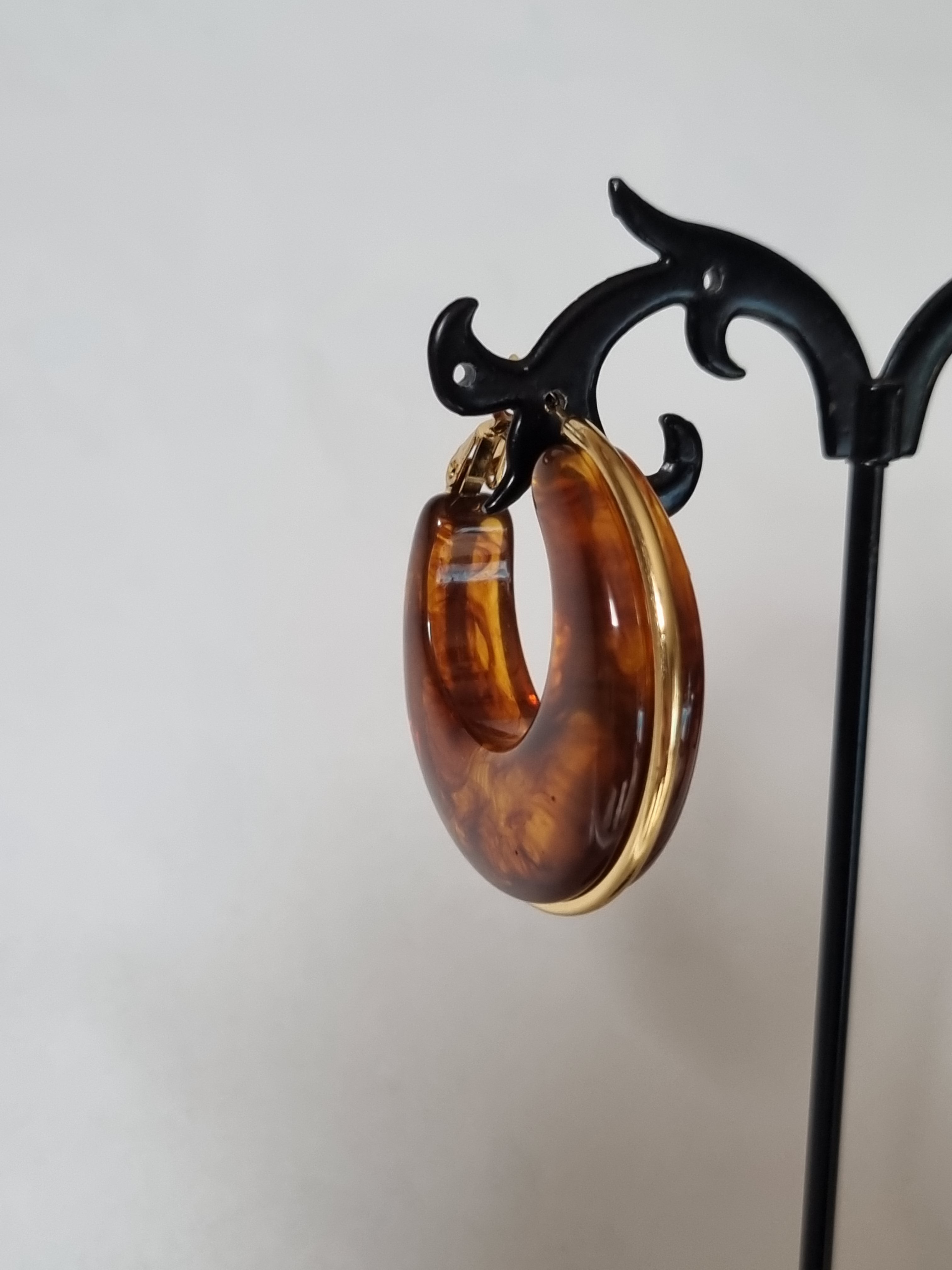 Boucle d’Oreille Ambre & Doré – Anneau Chic