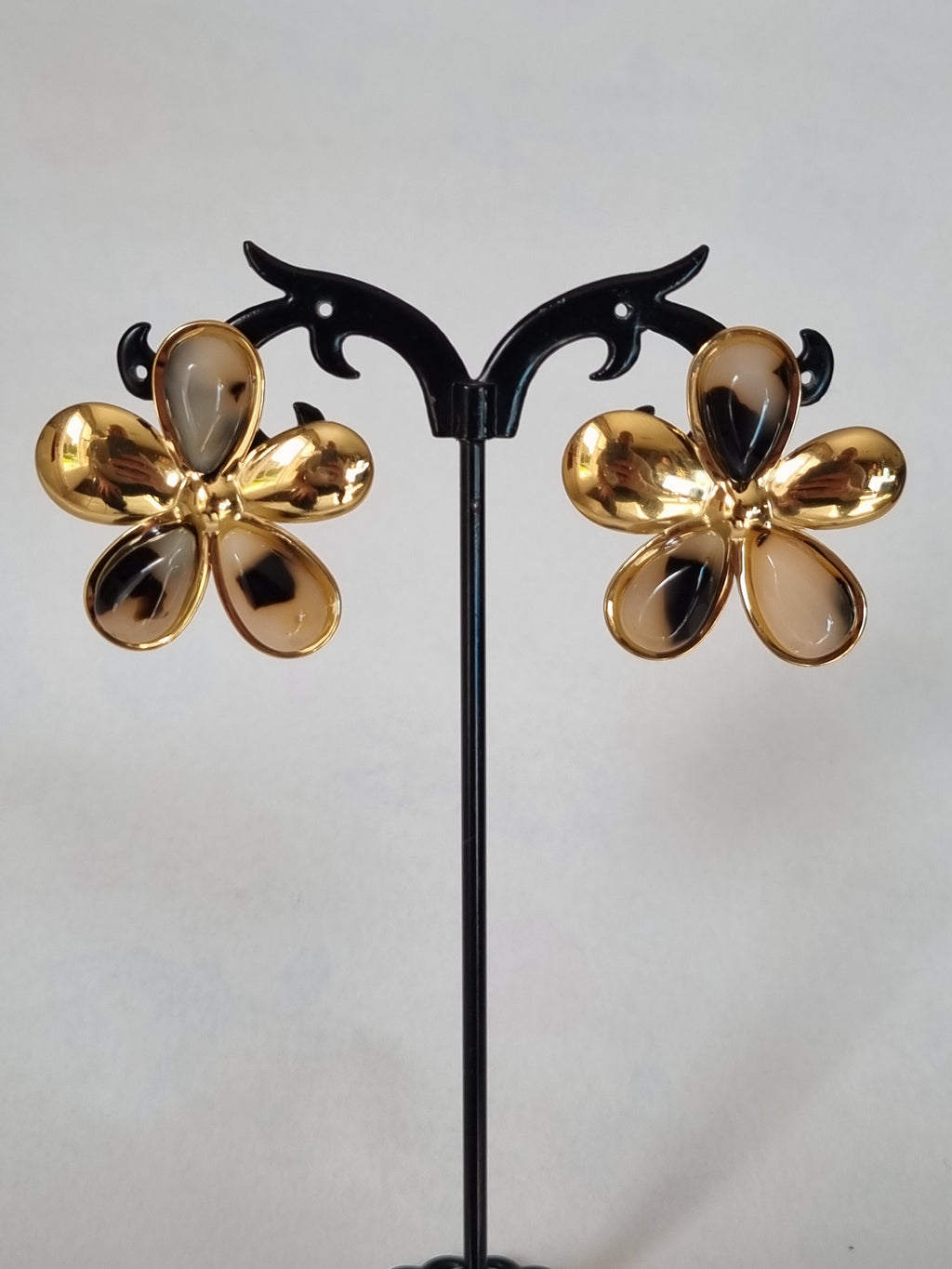 Boucles d’Oreilles Fleur Dorée – Beige & Noir