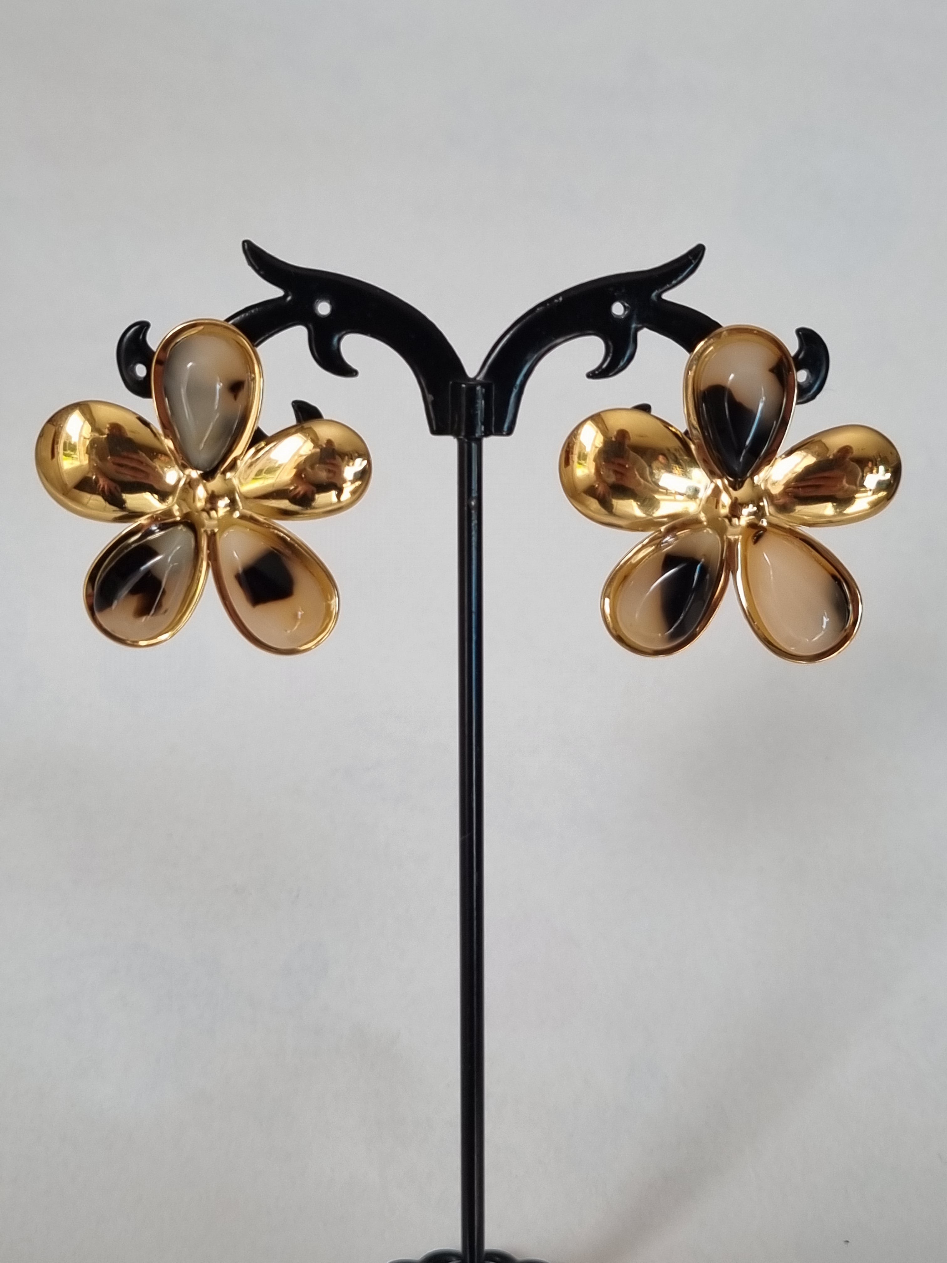 Boucles d’Oreilles Fleur Dorée – Beige & Noir