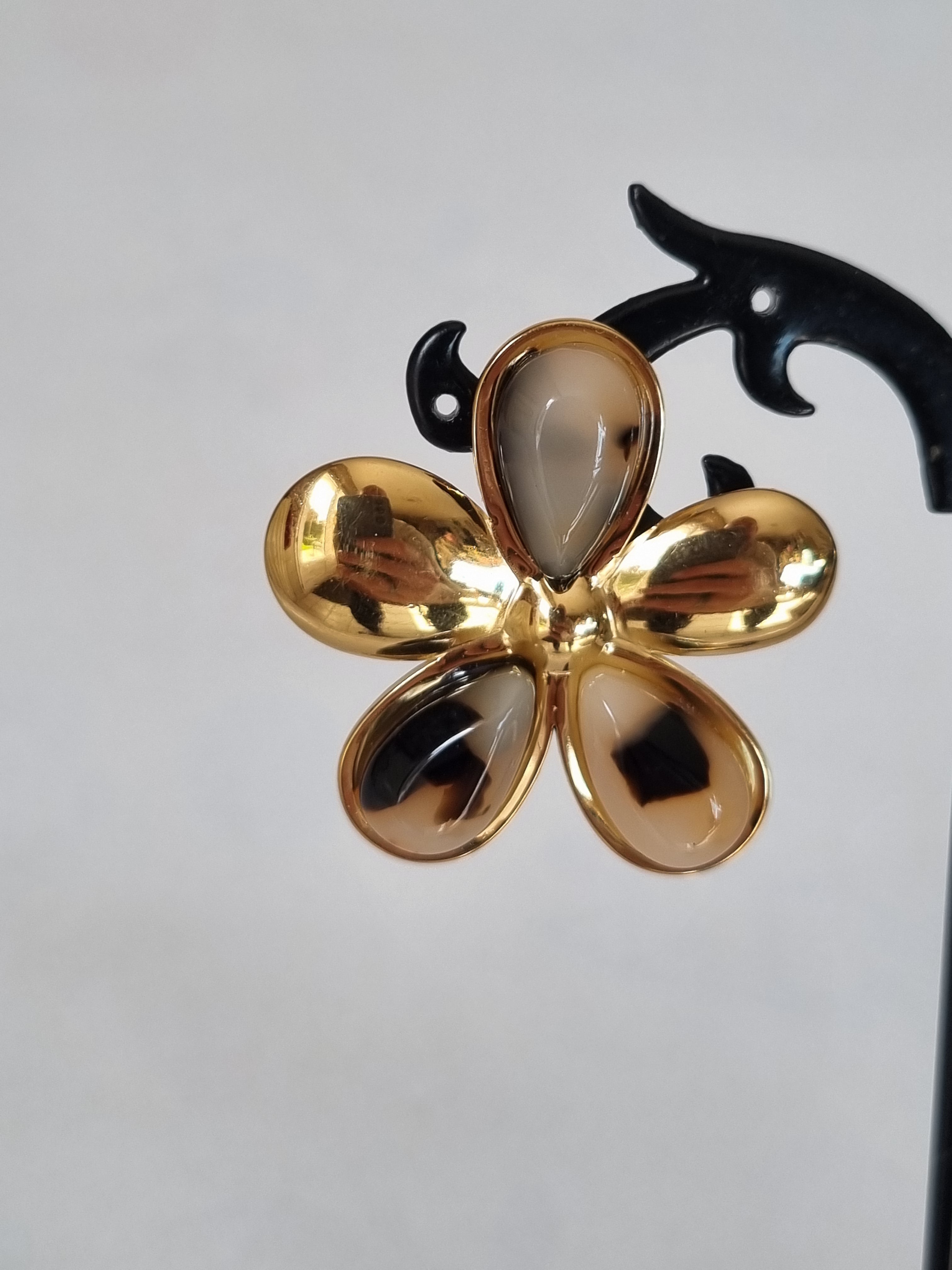 Boucles d’Oreilles Fleur Dorée – Beige & Noir