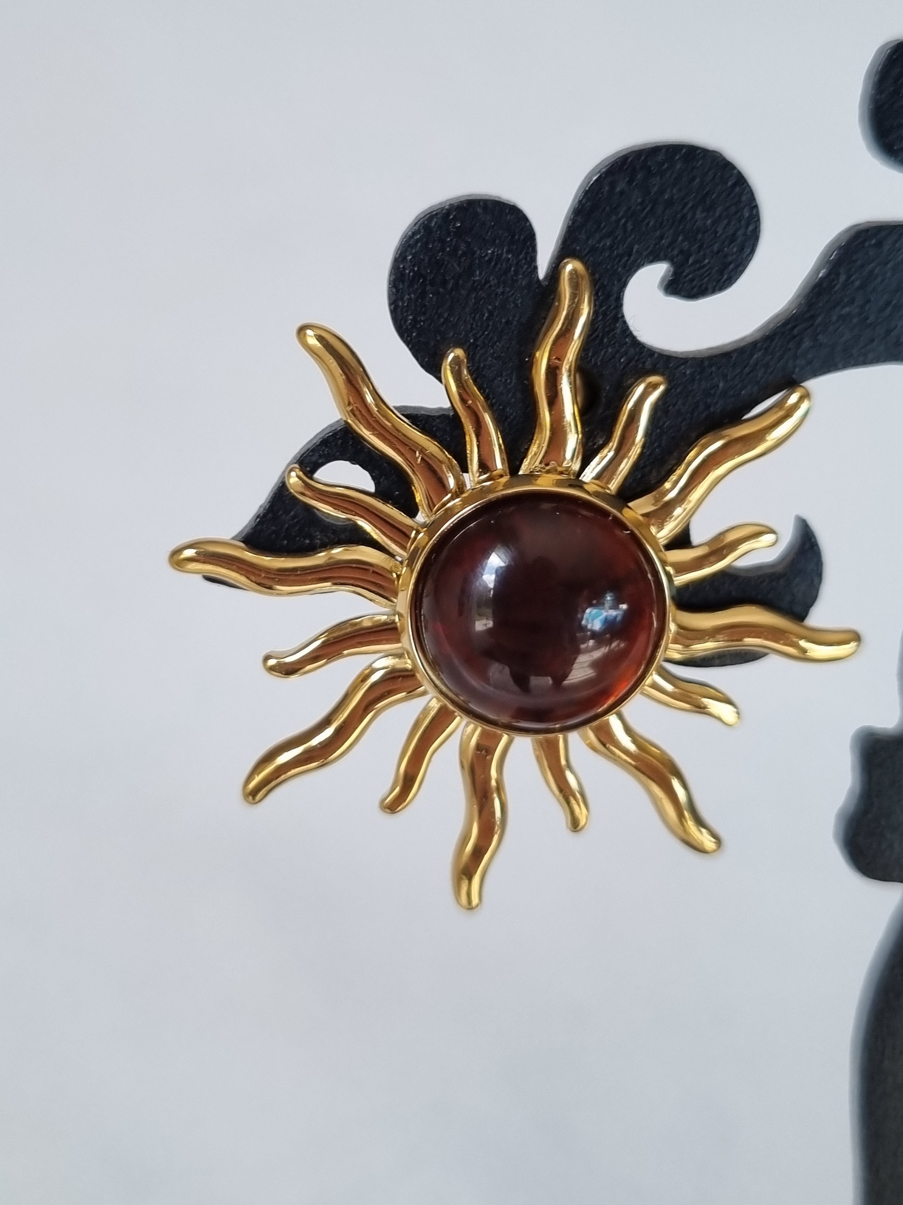 Boucles d’Oreilles Soleil Doré & Rouge
