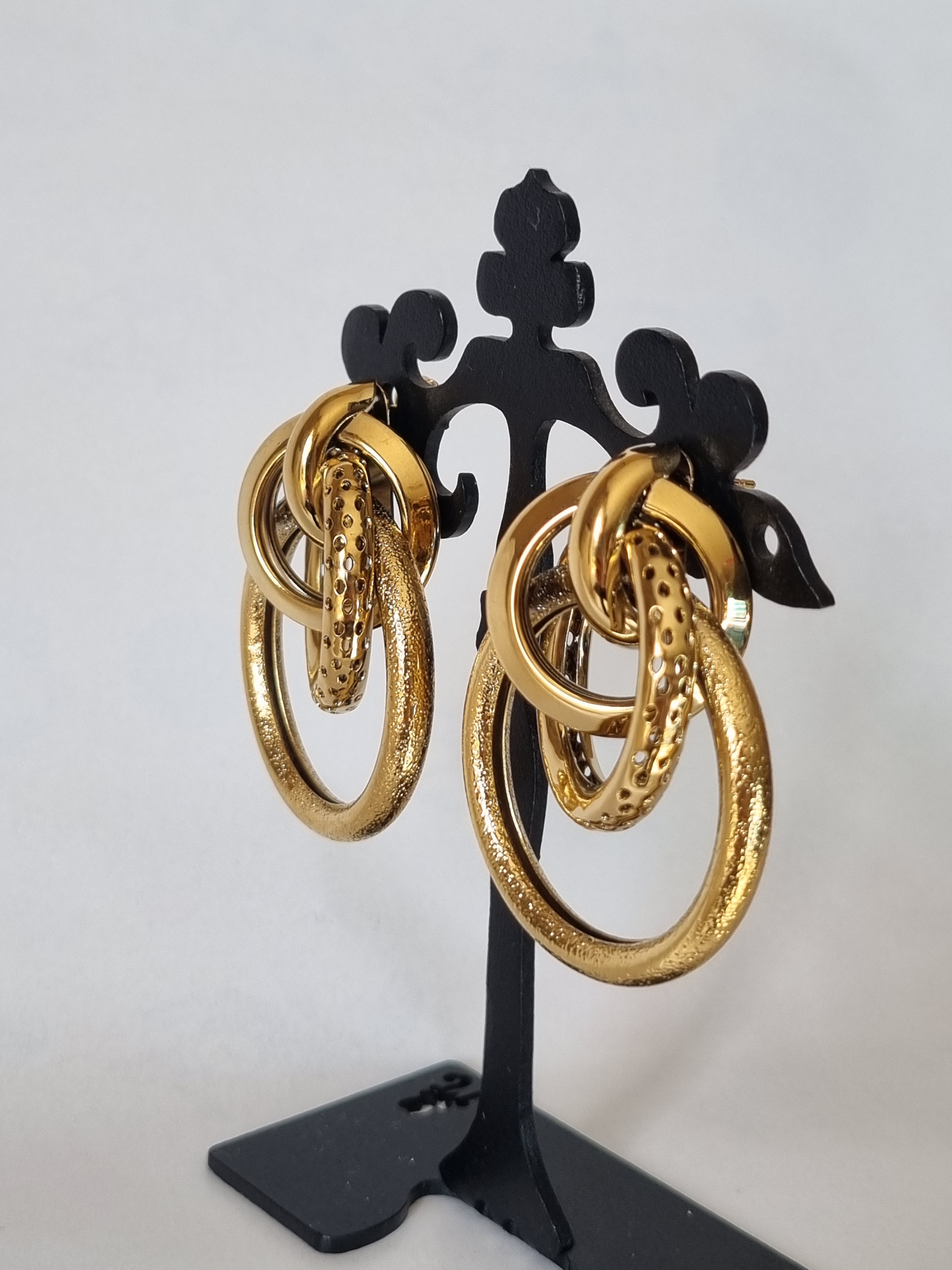 Boucles d’Oreilles Anneaux Dorés Entrelacés