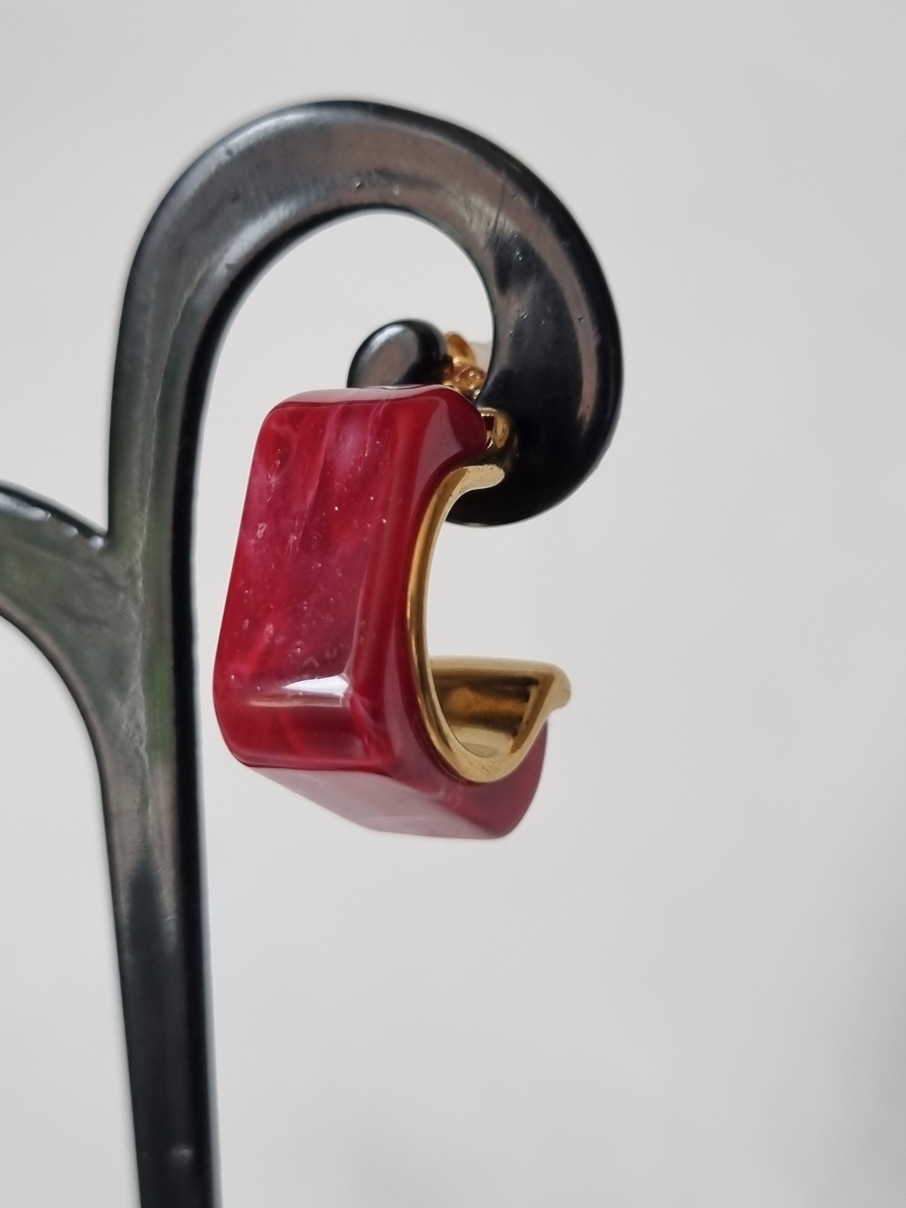 Boucles d'oreilles Rouge & Doré – Design Moderne