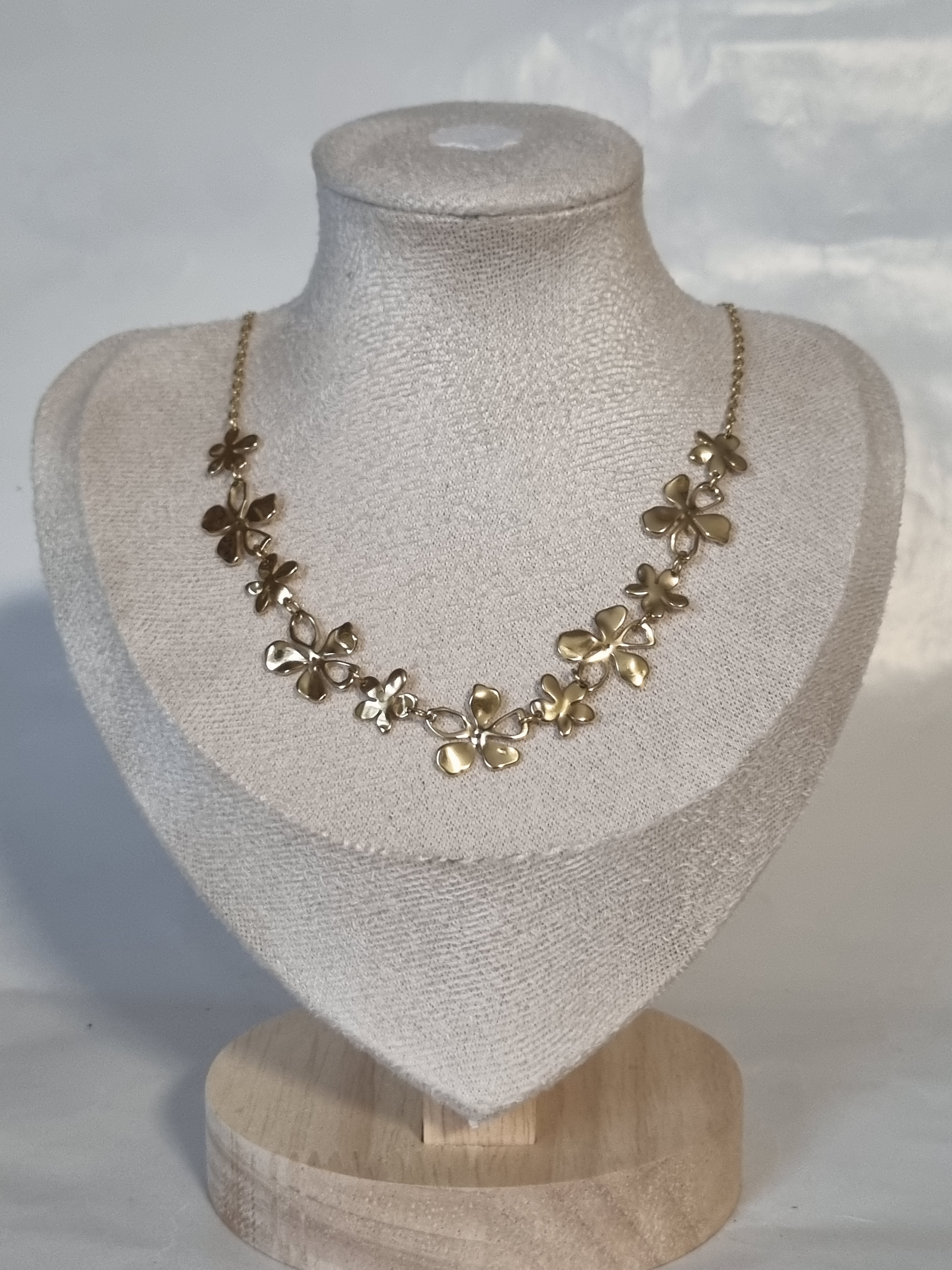 Collier Doré Fleur – Élégance Florale et Raffinement Intemporel