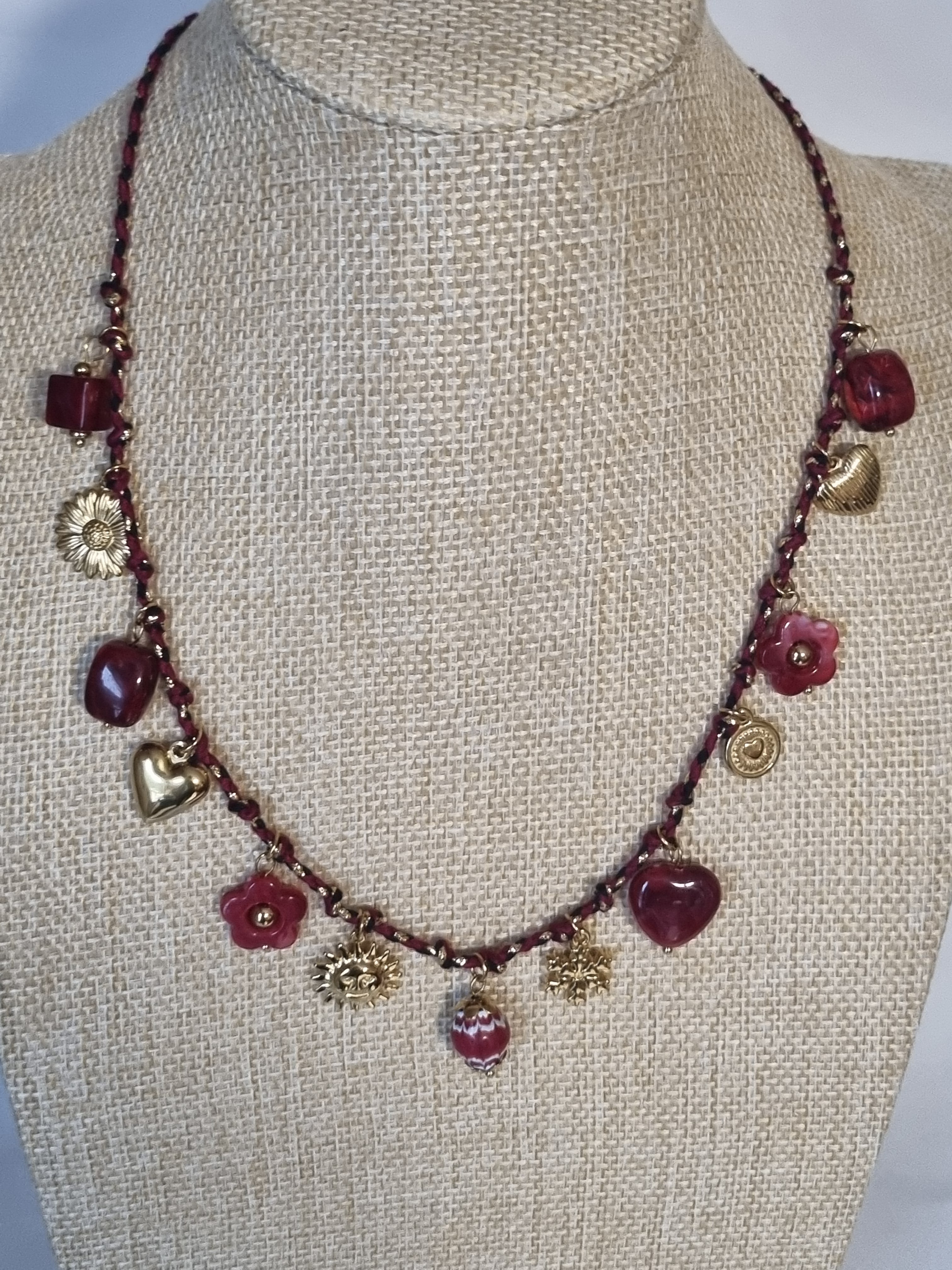 Collier Tressé Bohème – Charms Dorés et Perles Bordeaux