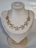 Collier Doré Fleurs – Élégance Lumineuse & Style Intemporel