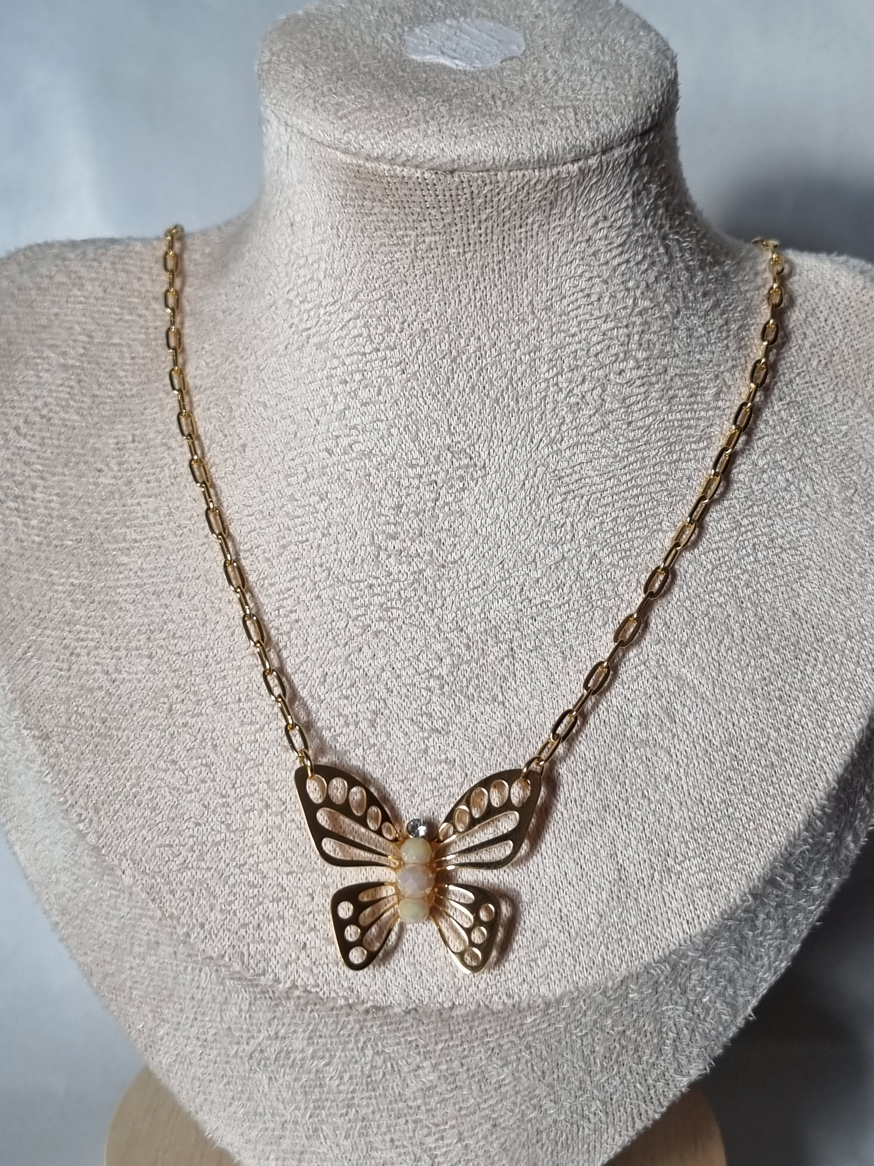 Collier Papillon Doré – Bijou Élégant pour Femme