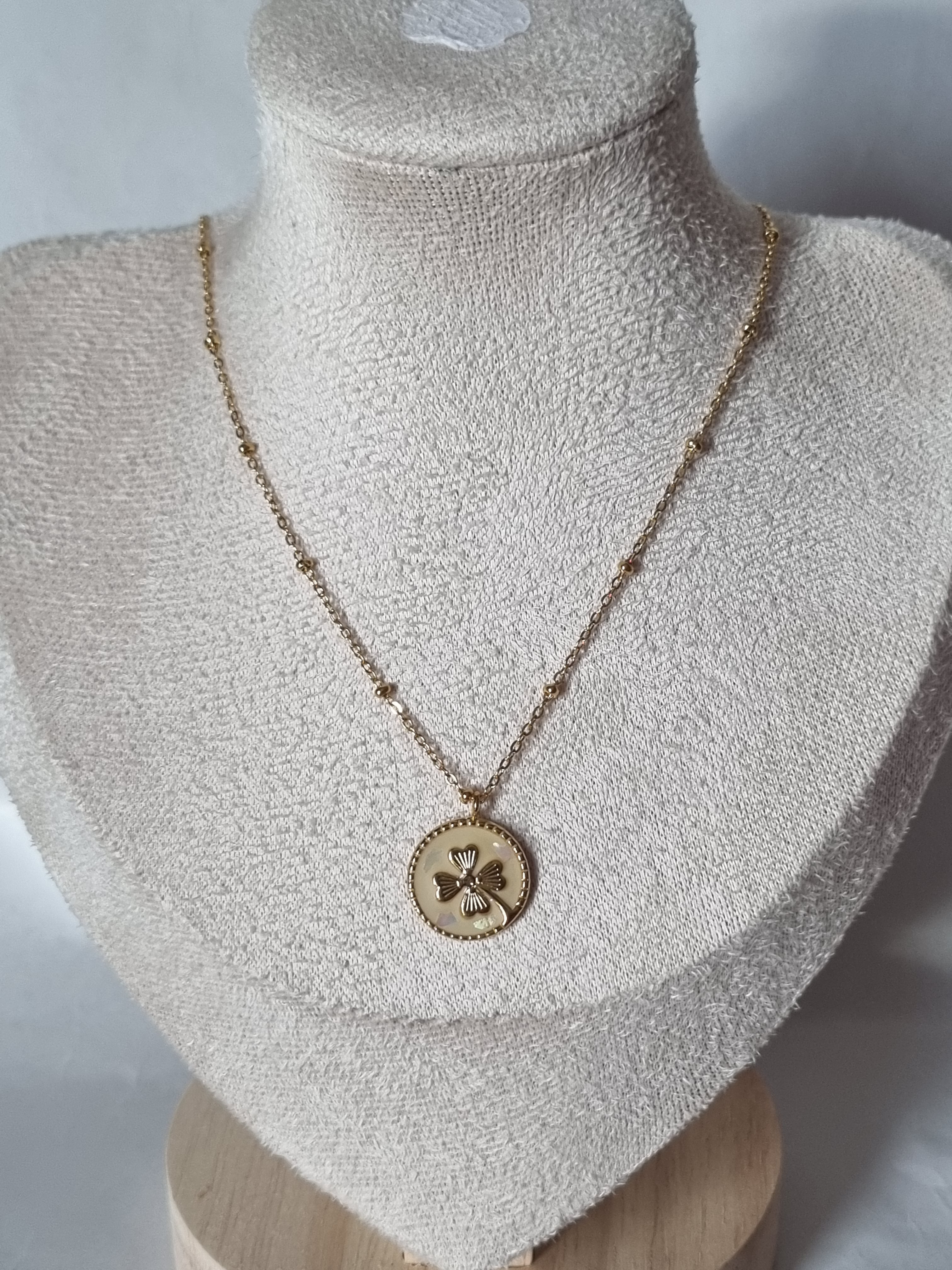 Collier Fleur Nacre Doré – Bijou Fin & Élégant
