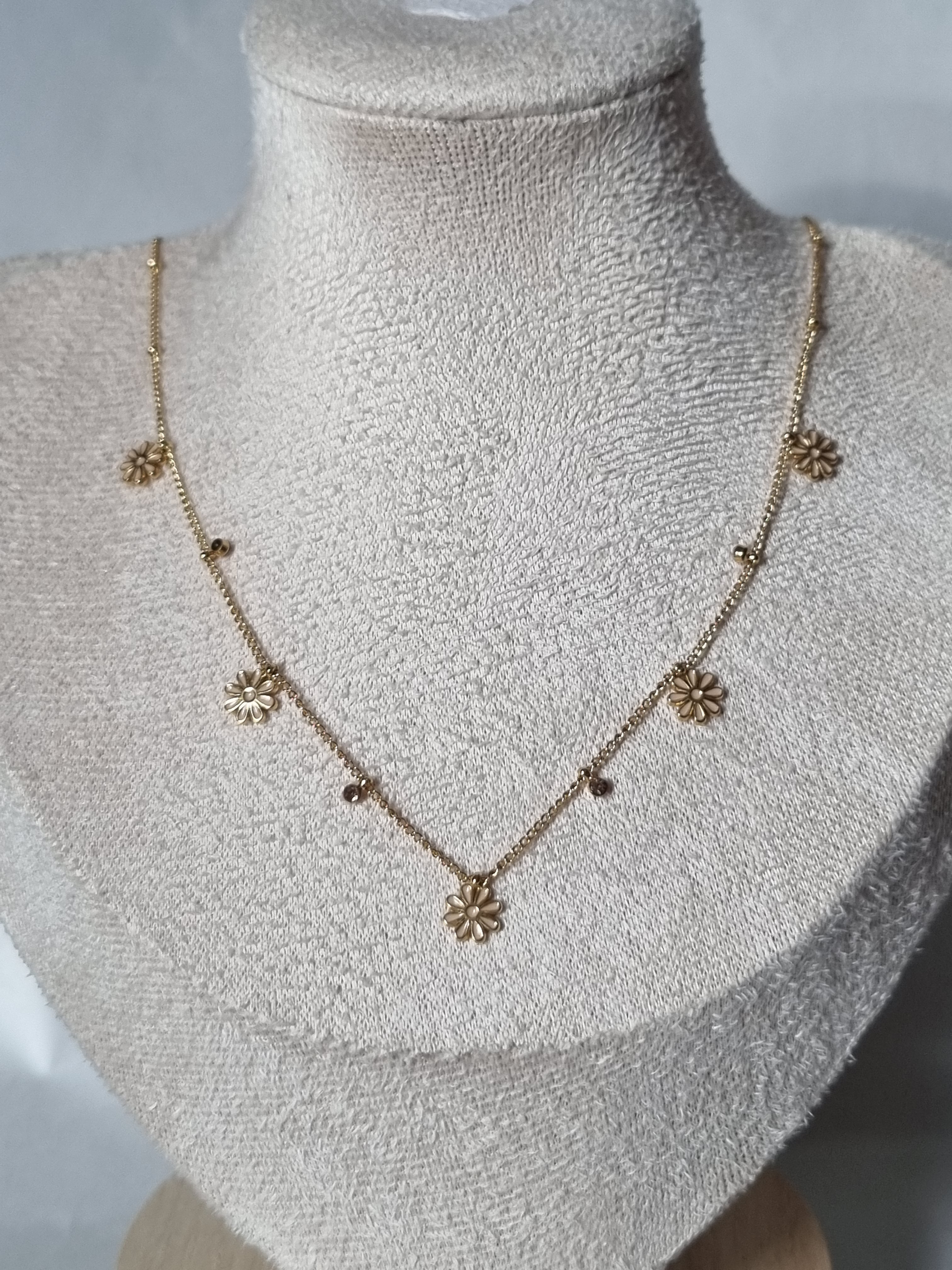 Collier Fleur Dorée – Bijou Fin & Féminin