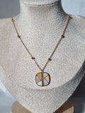 Collier Médaillon Doré – Bijou Élégant & Moderne