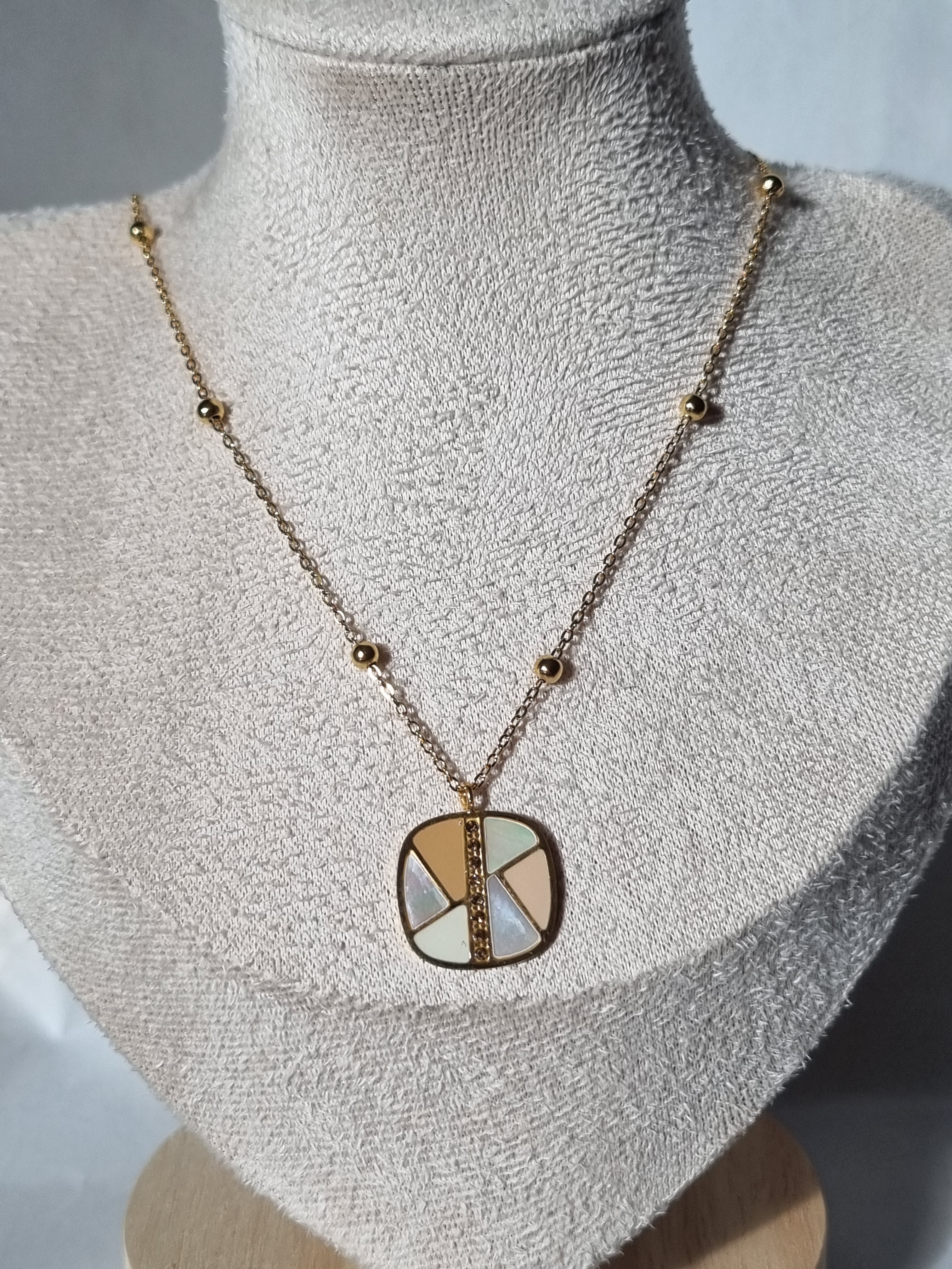 Collier Médaillon Doré – Bijou Élégant & Moderne