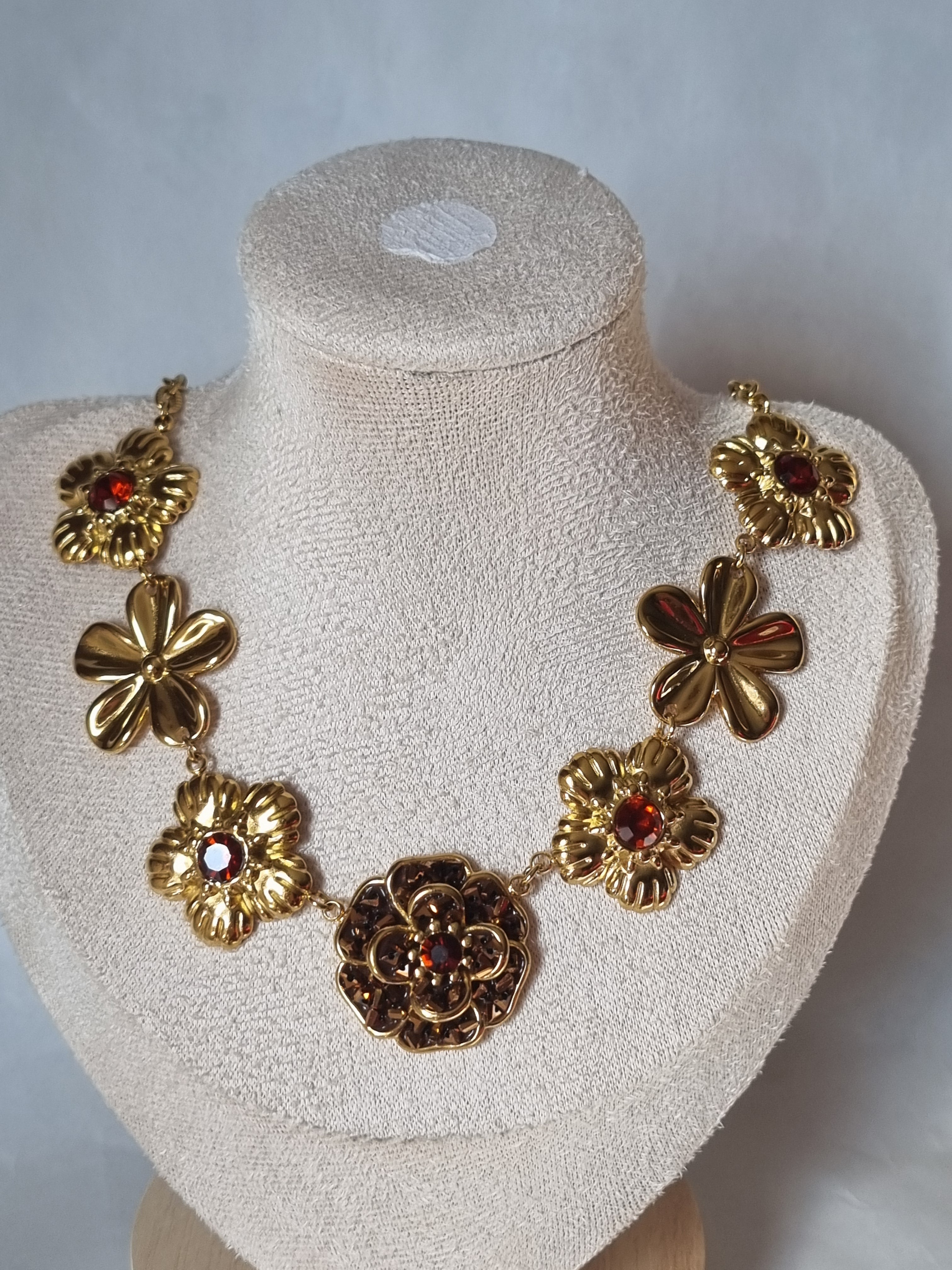 Collier Fleur Dorée & Pierres Rouges – Bijou Élégant