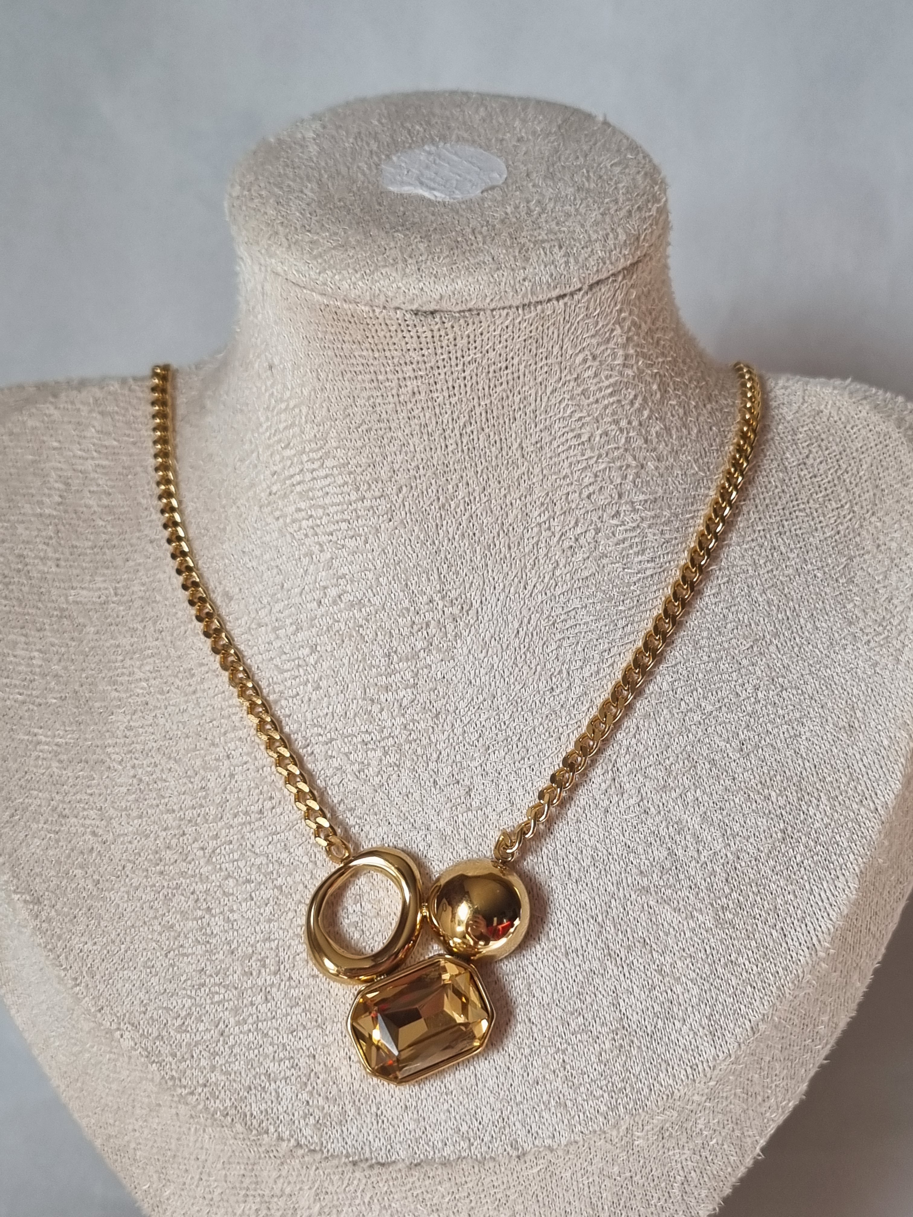 Collier Médaillon Doré – Bijou Moderne & Raffiné