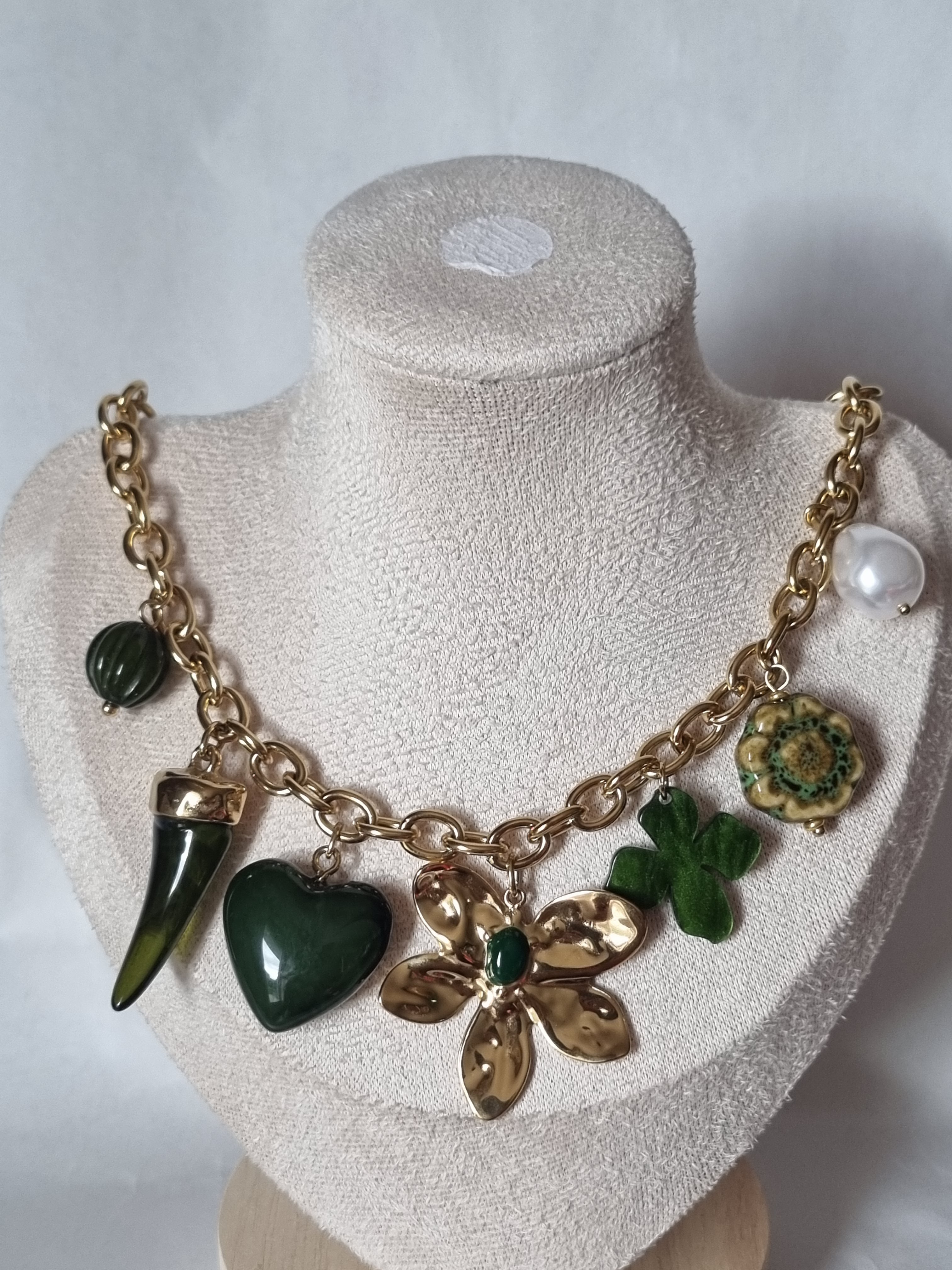 Collier Charms Vert & Doré – Bijou Porte‑Bonheur Élégant