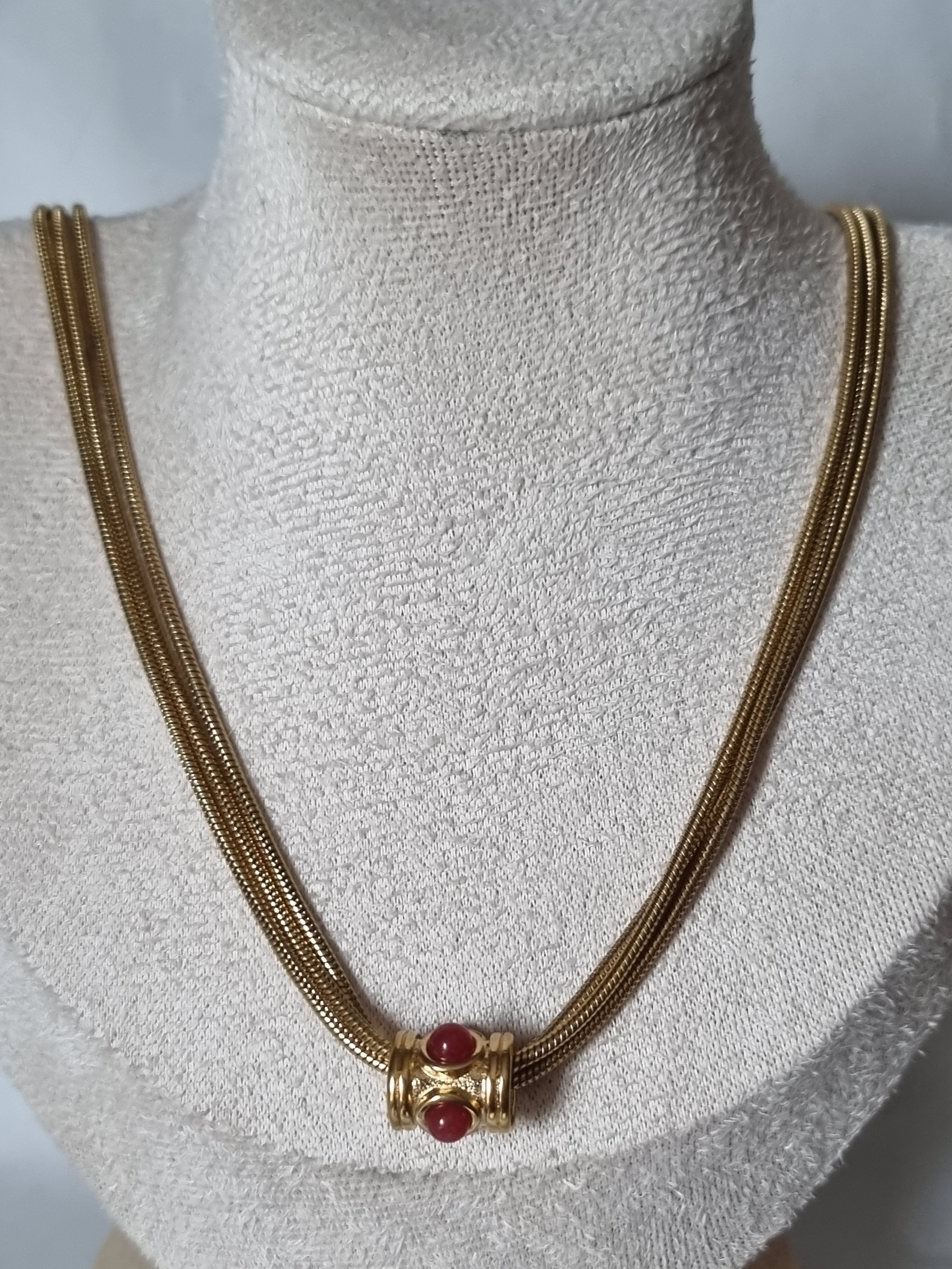 Collier Doré & Pierres Rouges – Bijou Chic et Raffiné