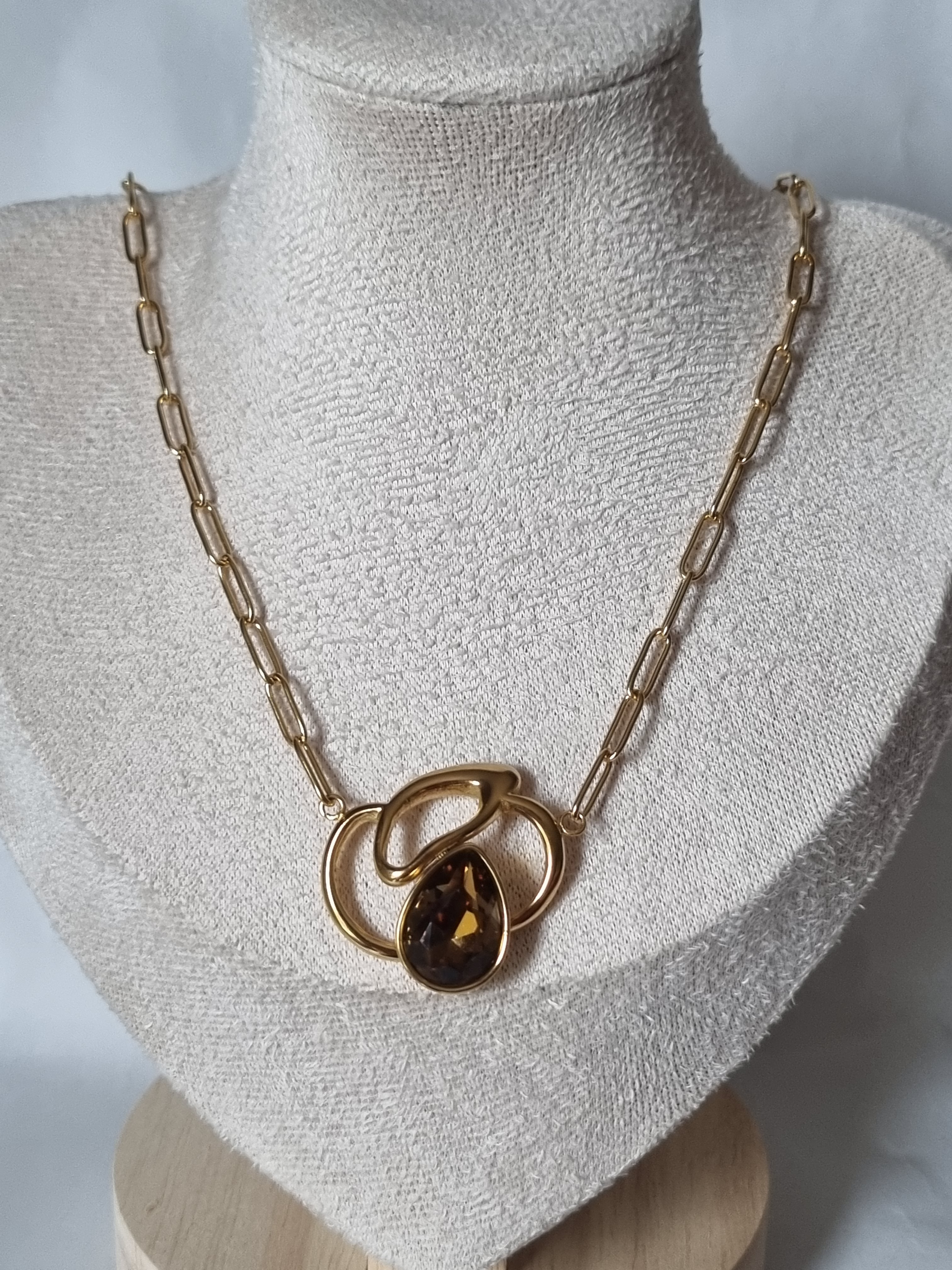 Collier Goutte Ambrée & Doré – Bijou Élégant et Intemporel